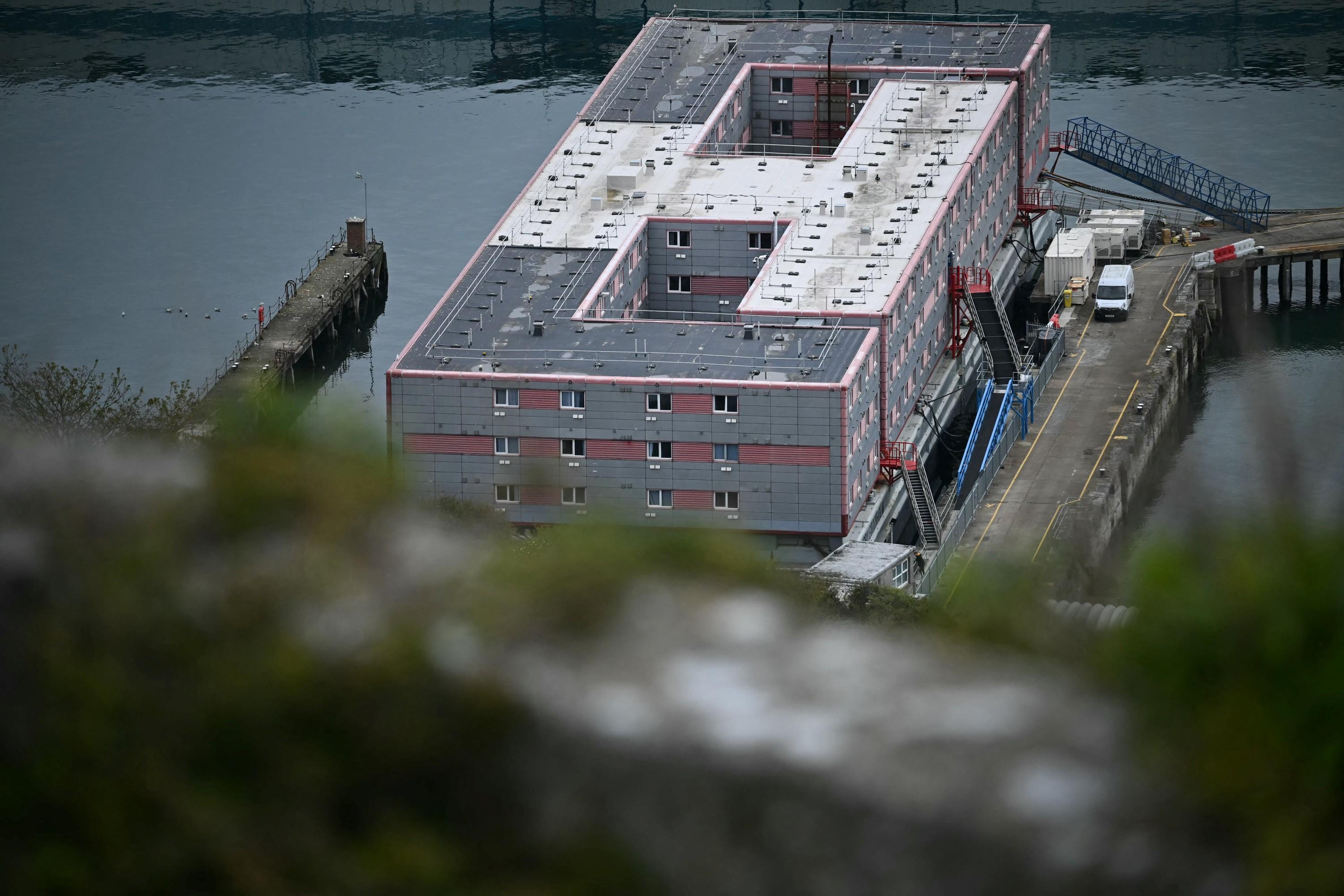 Royaume-Uni : abandon d’une barge controversée pour loger des migrants