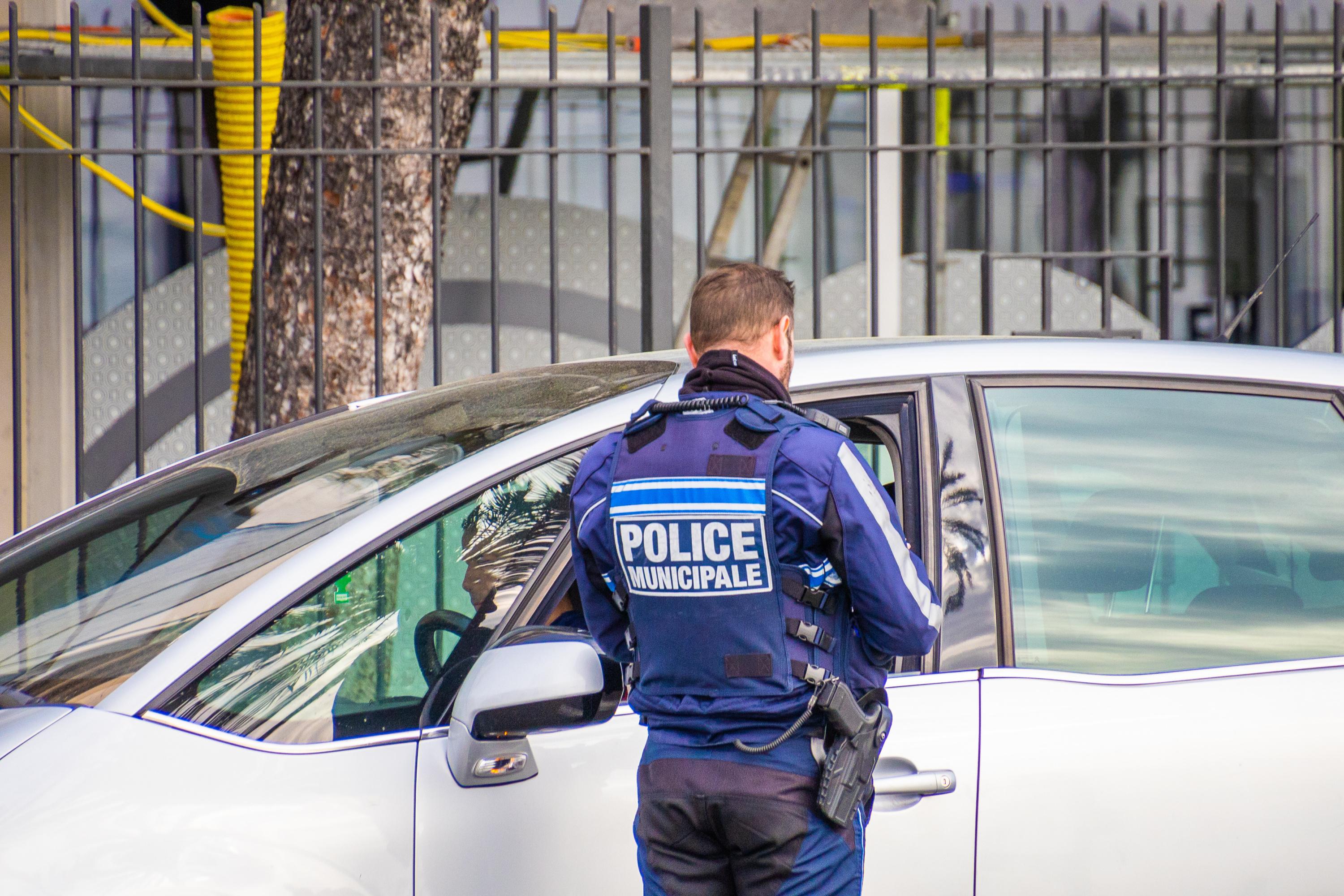 Hauts-de-Seine : un policier municipal blessé lors d’un refus d’obtempérer, les autorités ripostent en ouvrant le feu