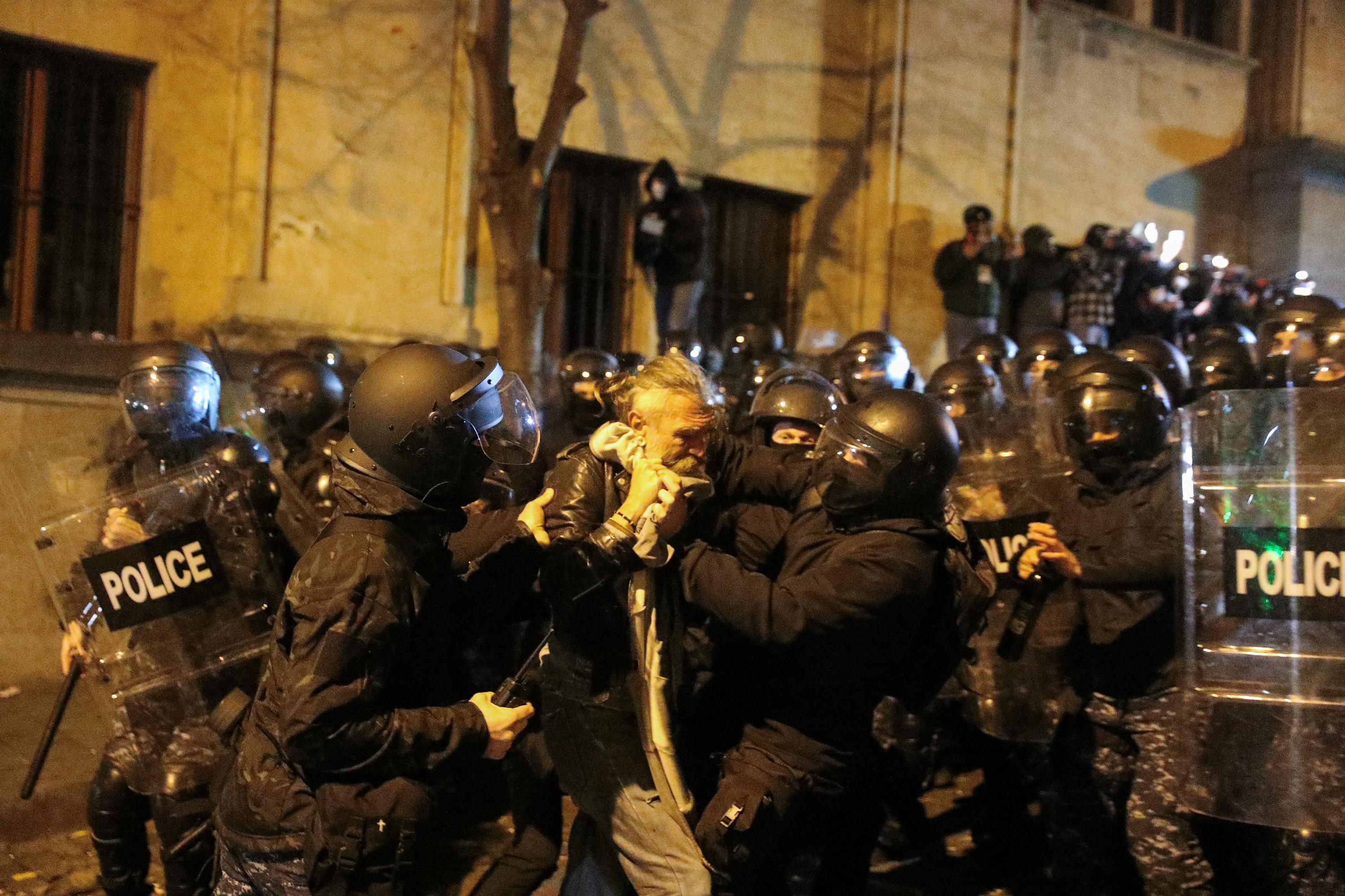 Géorgie : la police tire des gaz lacrymogènes contre des manifestants pro-Union européenne