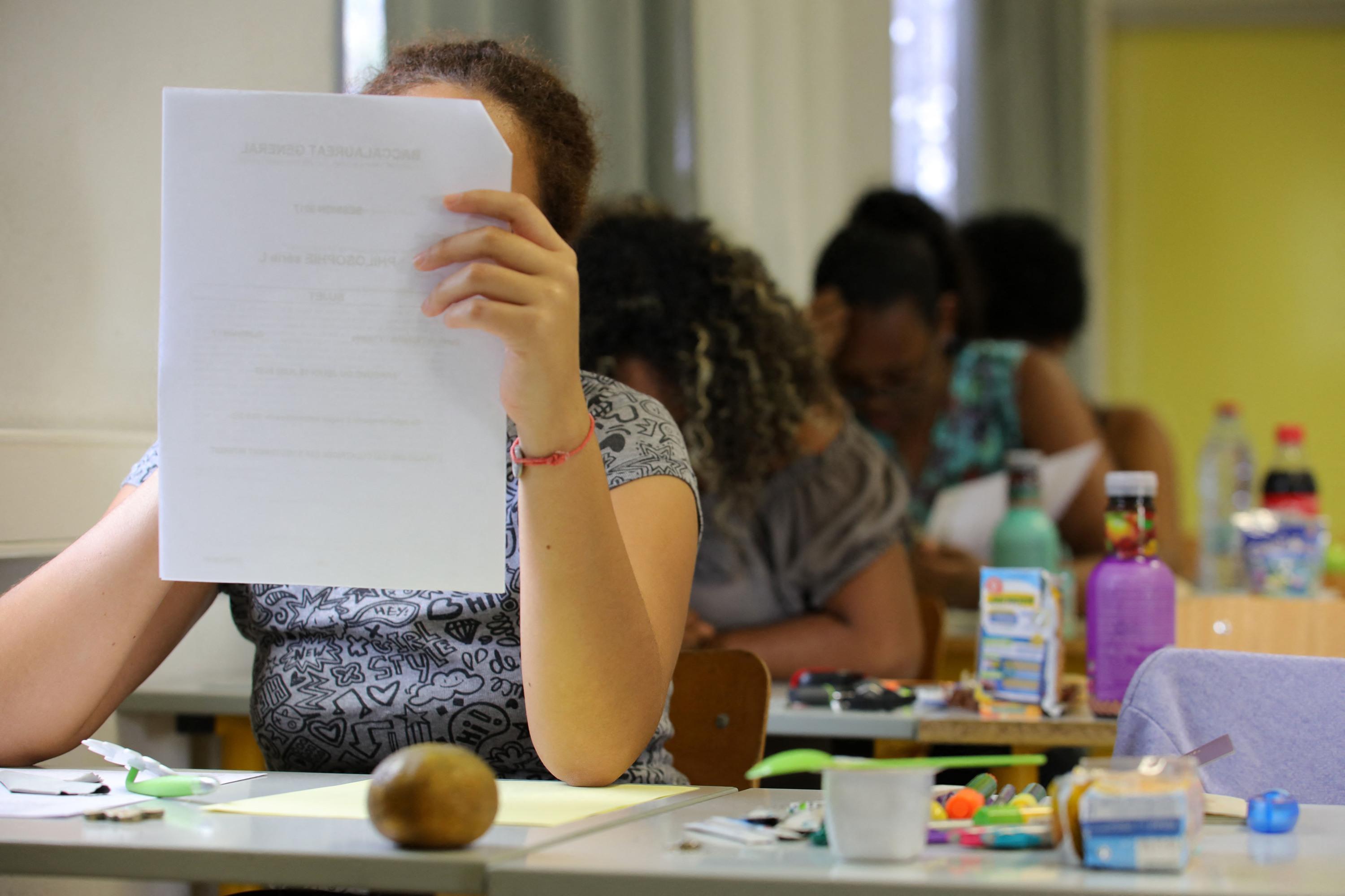 Plusieurs croix gammées et le nom d’une professeur tagués sur un lycée près de Bordeaux