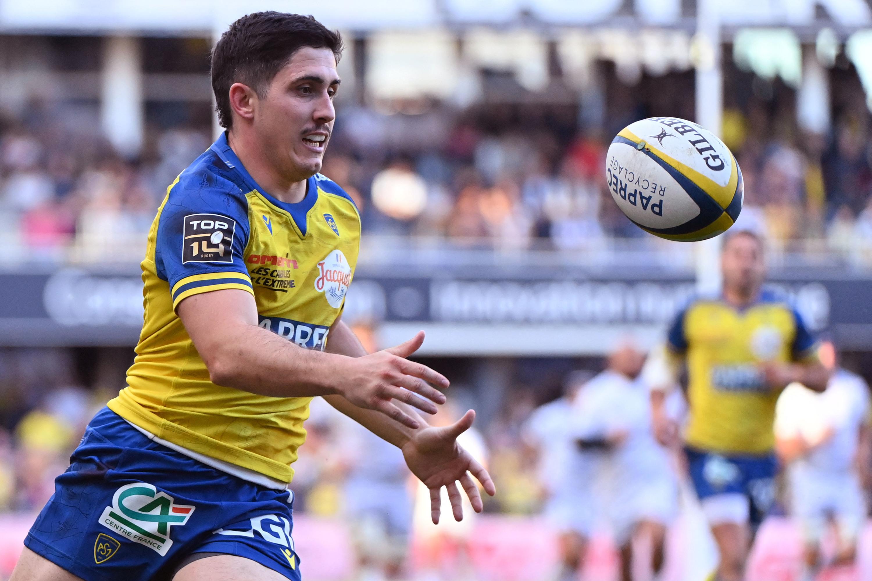 Top 14 : sorti sur civière, Anthony Belleau (Clermont) va passer des examens