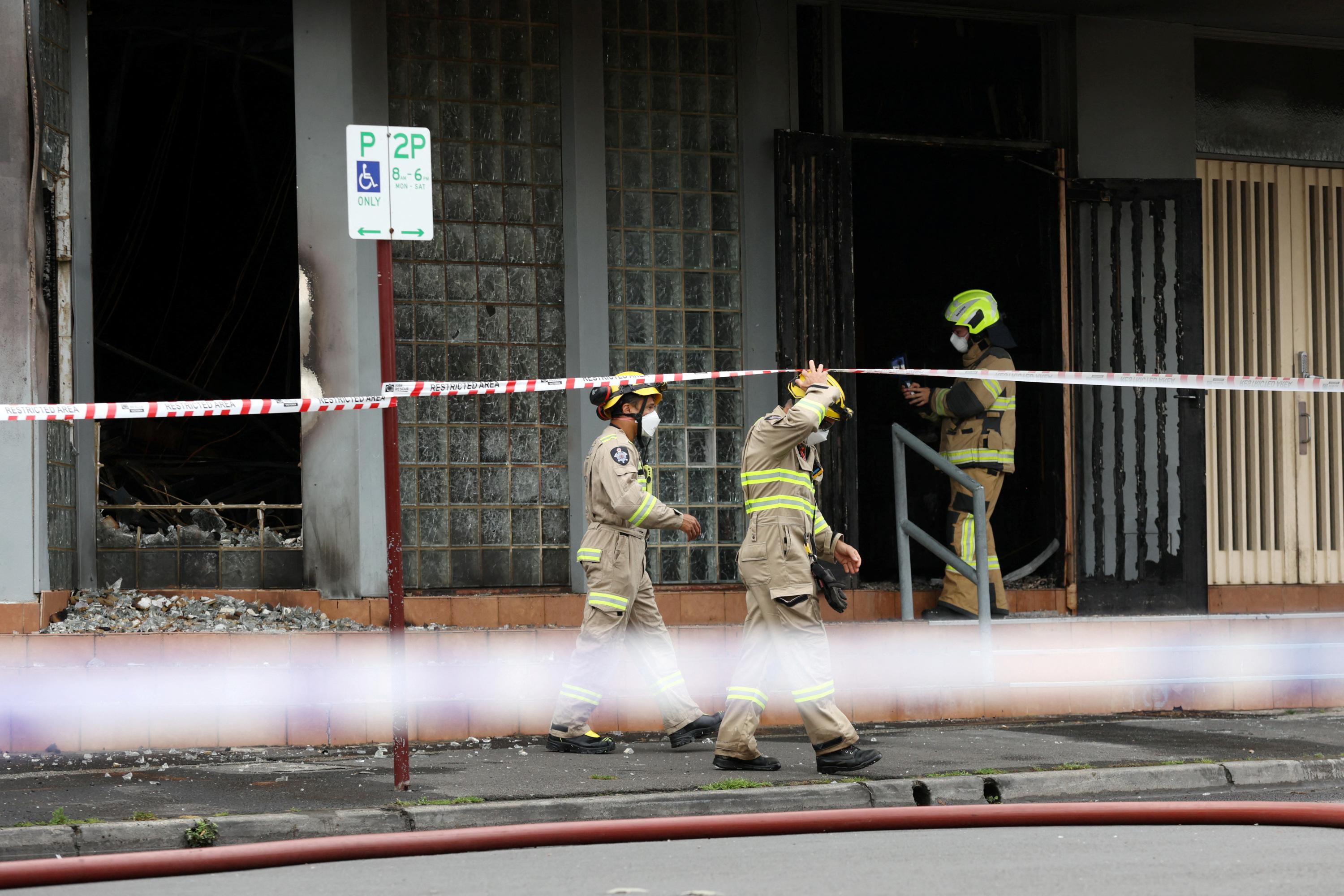 Synagogue incendiée à Melbourne : trois suspects recherchés