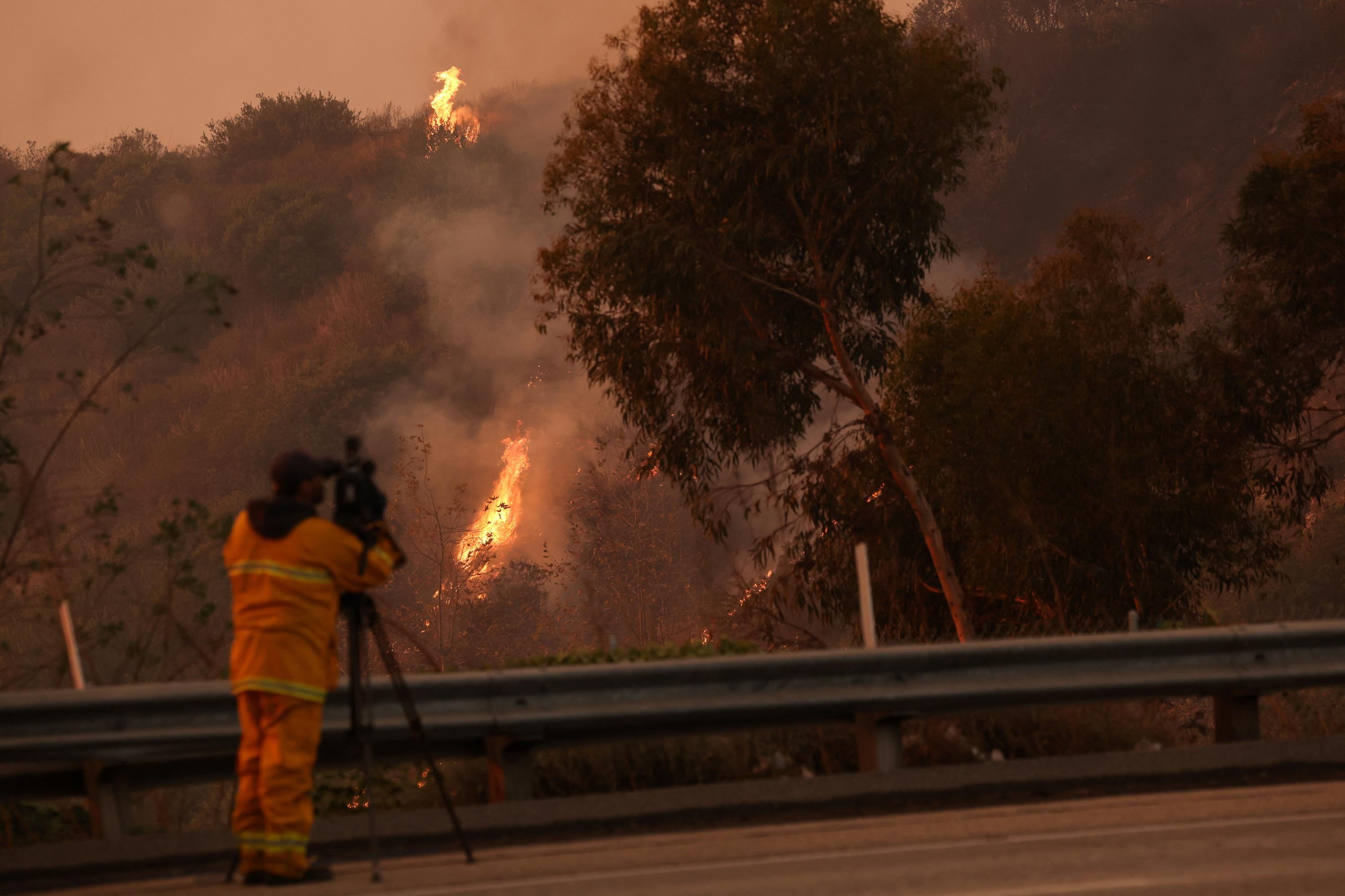 Près de Los Angeles, un incendie se propage rapidement à Malibu