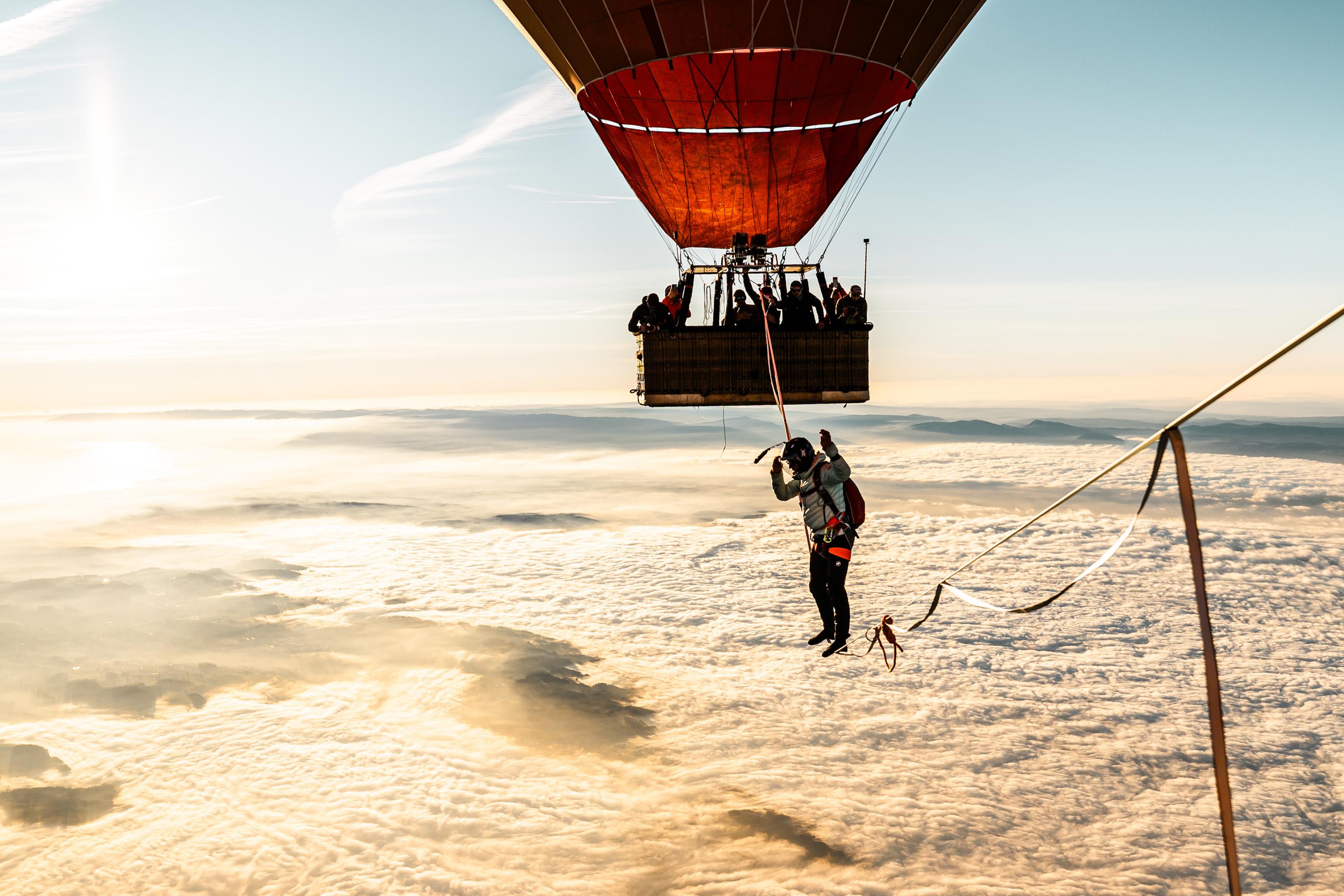 «J’ai fait l’erreur de me prendre pour un super-héros» : Julien Roux, le funambule de l’extrême qui combat le vertige à 4832 mètres d’altitude