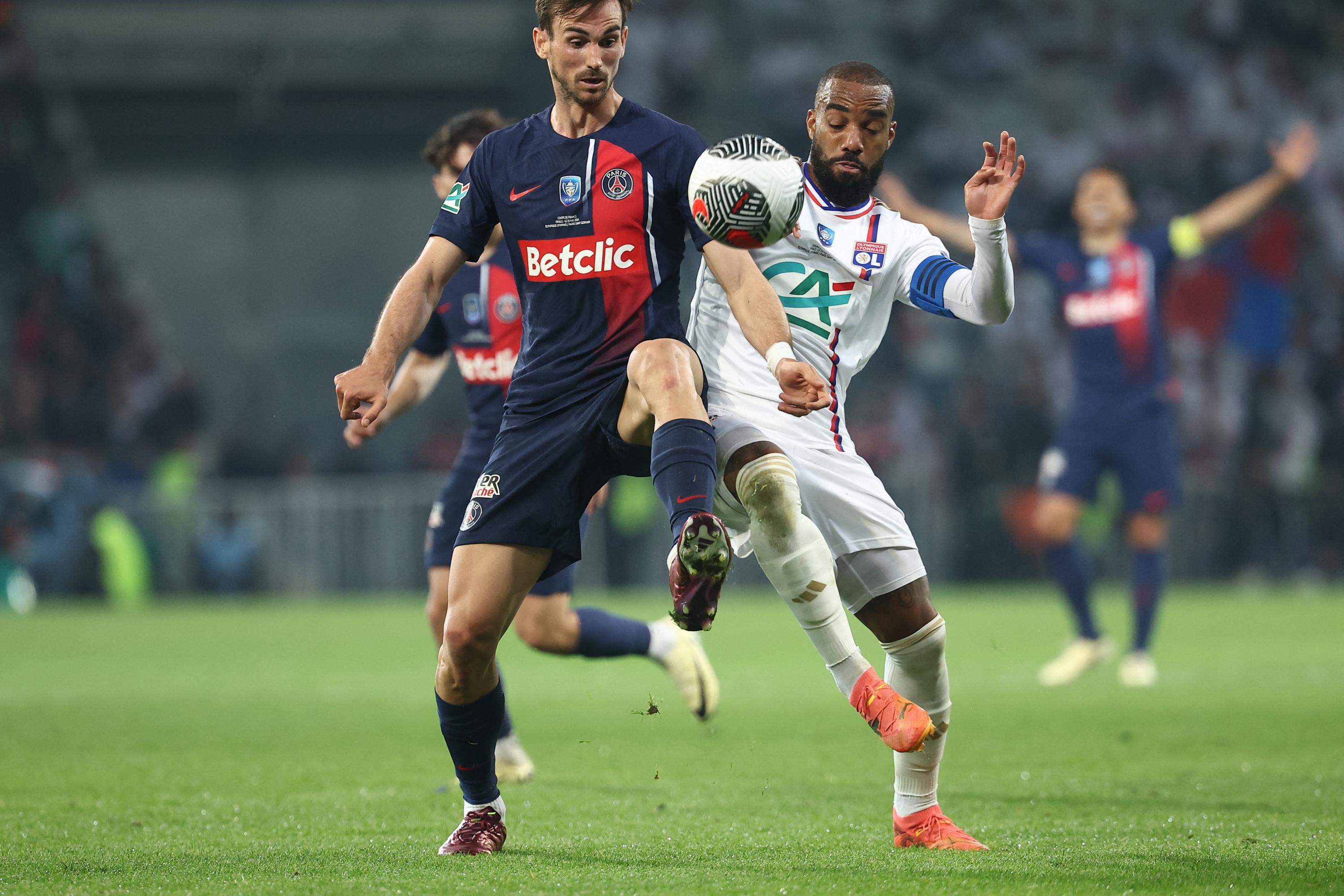 «Lorsque tu vois les chiffres, ça donne envie, forcément» : Quand Lacazette flirtait avec le PSG