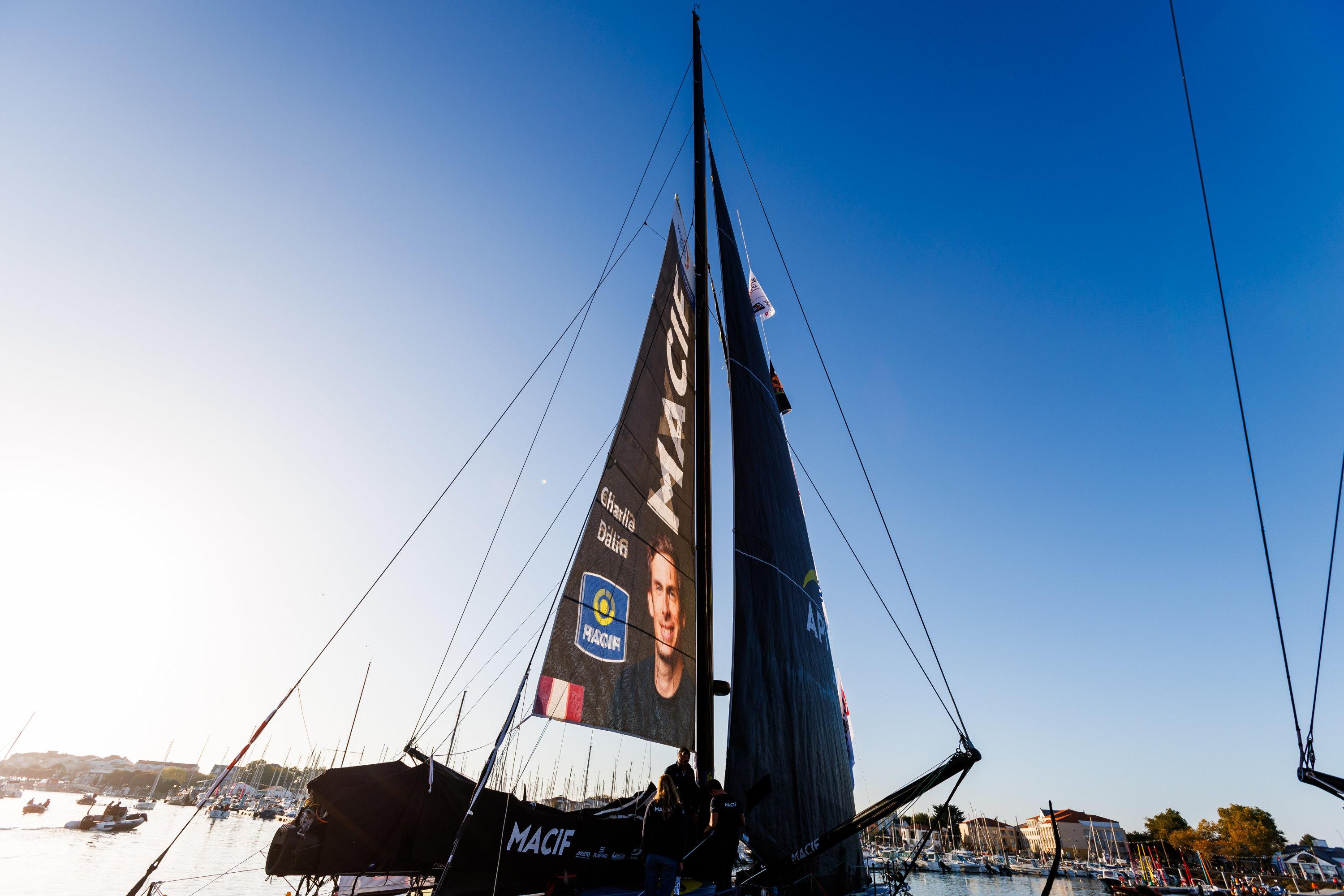 Vendée Globe : Charlie Dalin, seul en tête à mi-chemin