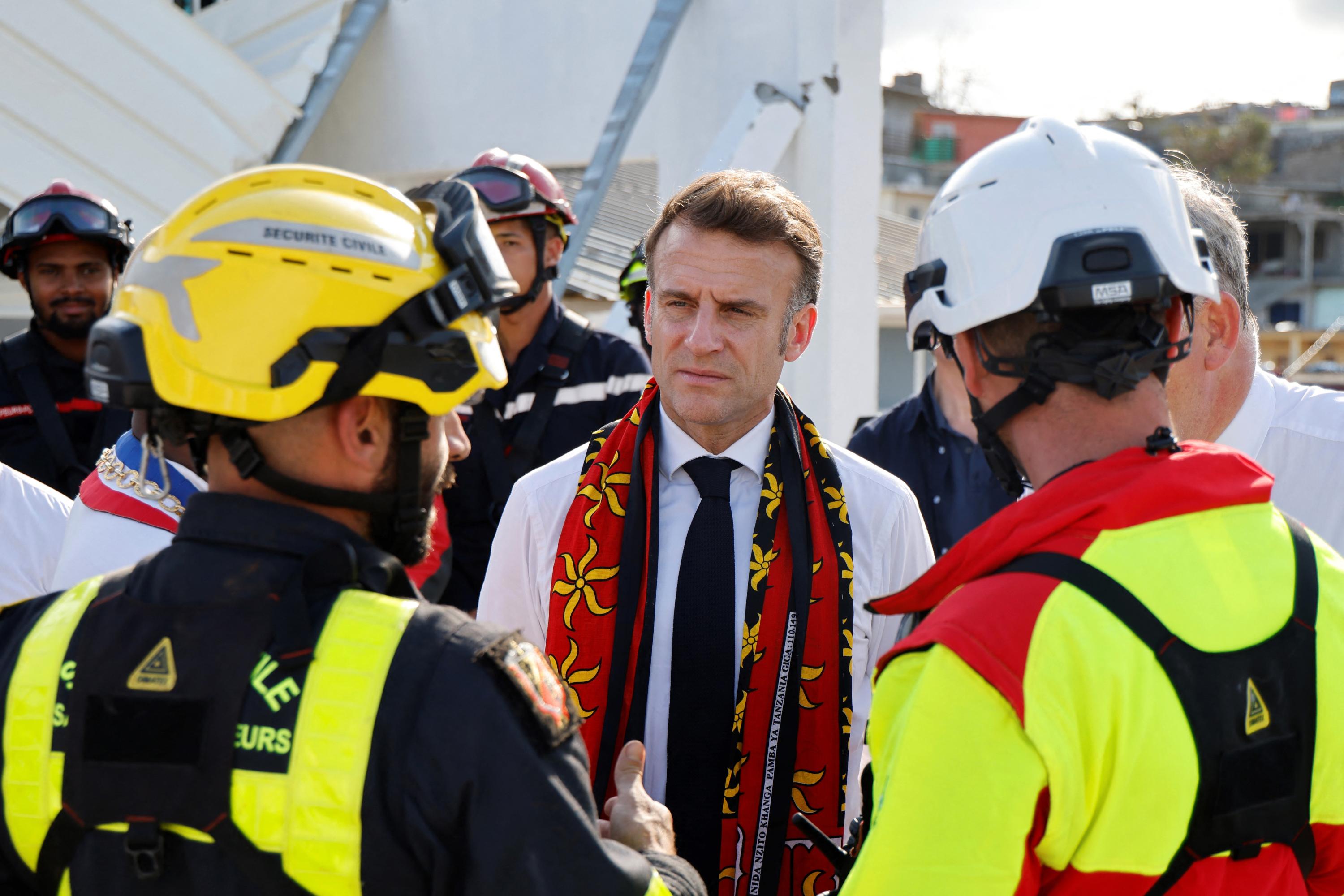 Mayotte : Macron présidera vendredi matin une réunion de crise au terme de son déplacement sur l’archipel