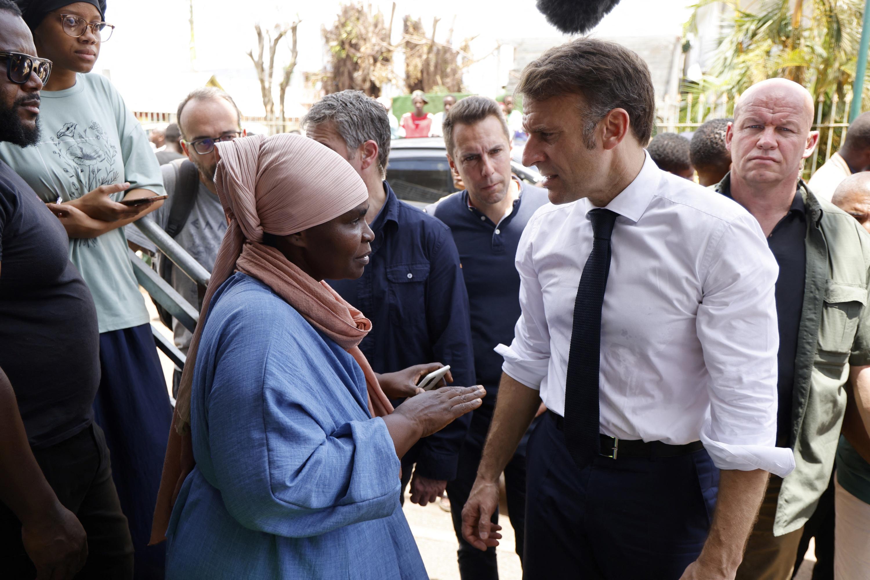 Cyclone Chido : Macron quitte Mayotte après une réunion de crise et une visite dans une zone enclavée