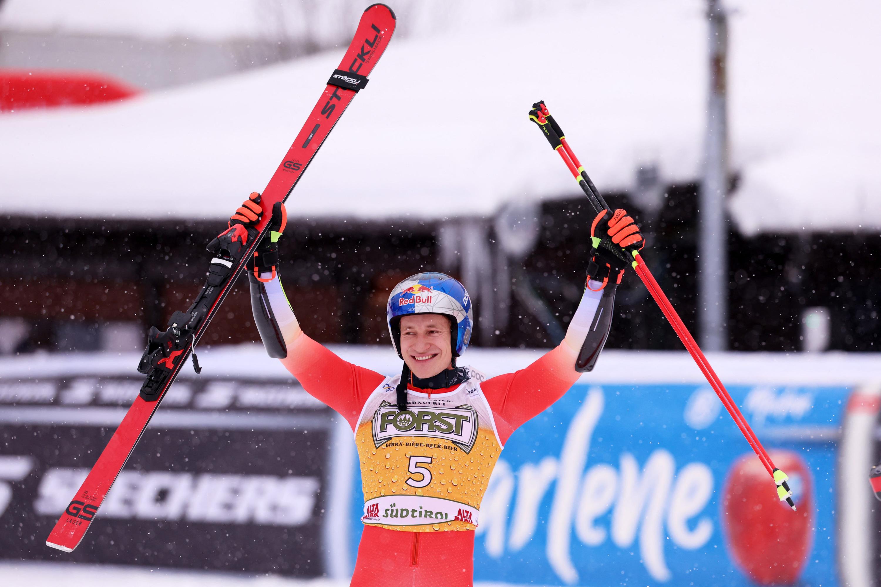 Ski alpin : Odermatt l’emporte encore sur le géant d'Alta Badia, le Français Léo Anguenot sur le podium