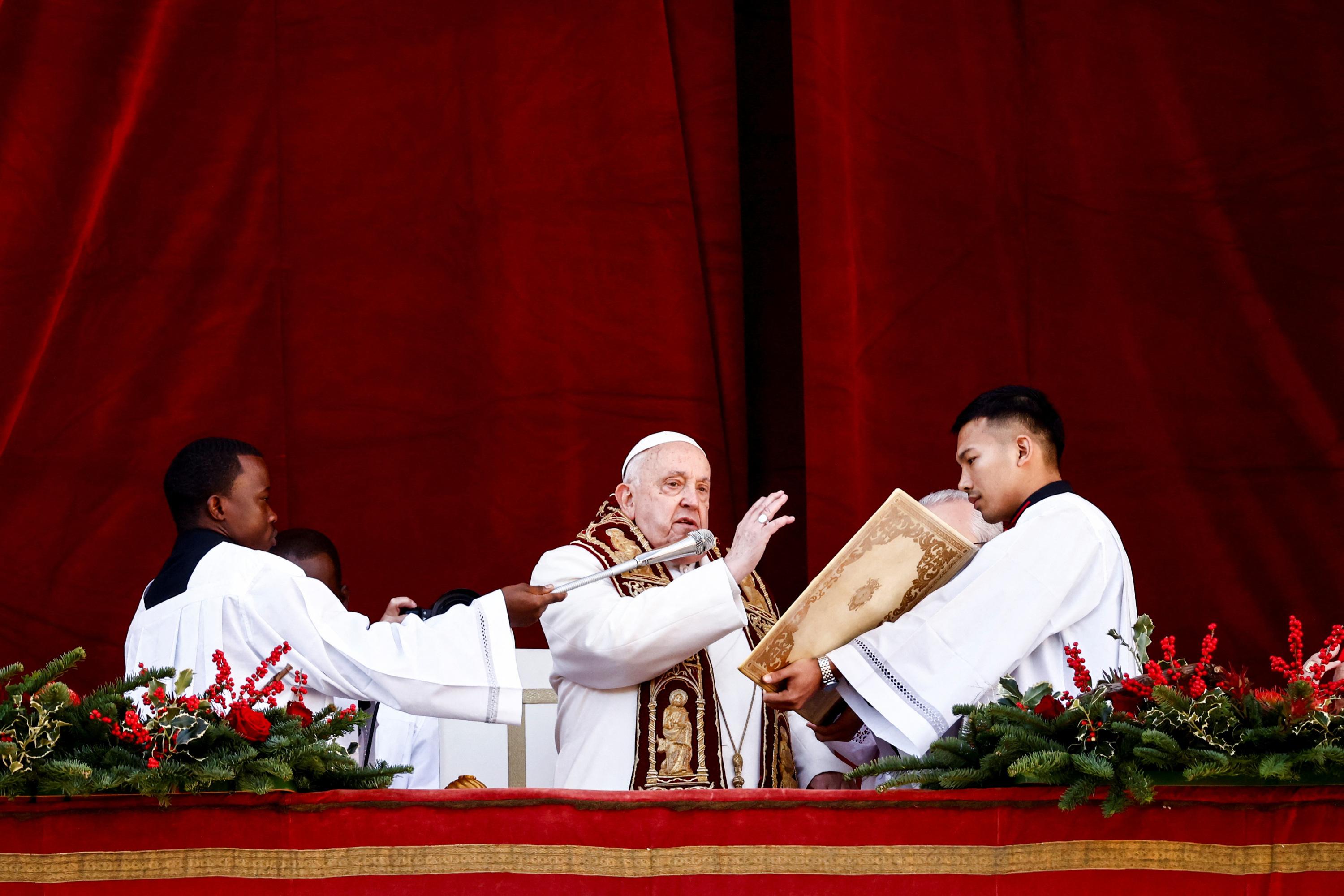 Pour Noël, le pape François appelle à «faire taire les armes» dans le monde