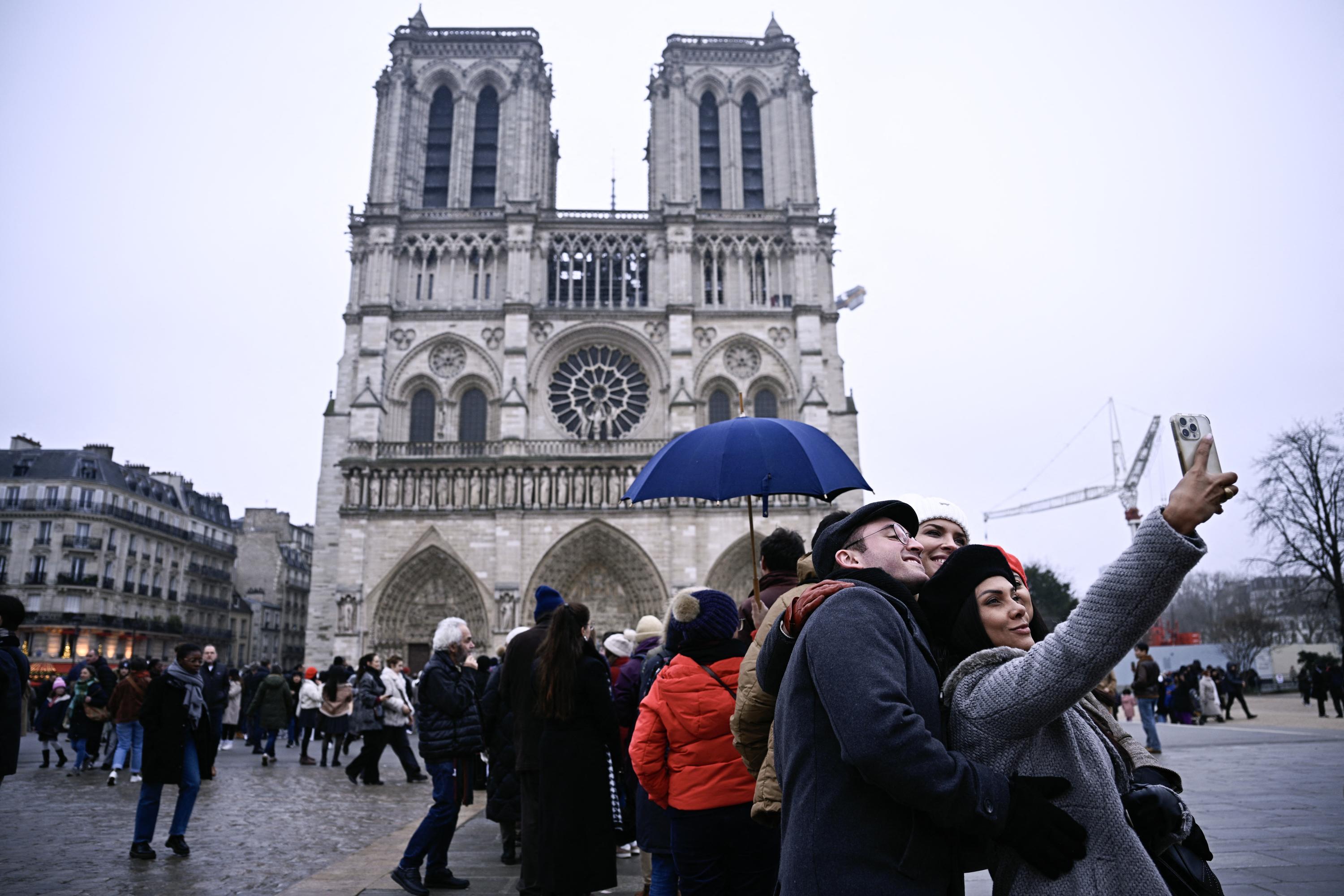 Effet JO, réouverture de Notre-Dame… Les touristes de retour à Paris pour les fêtes de fin d'année