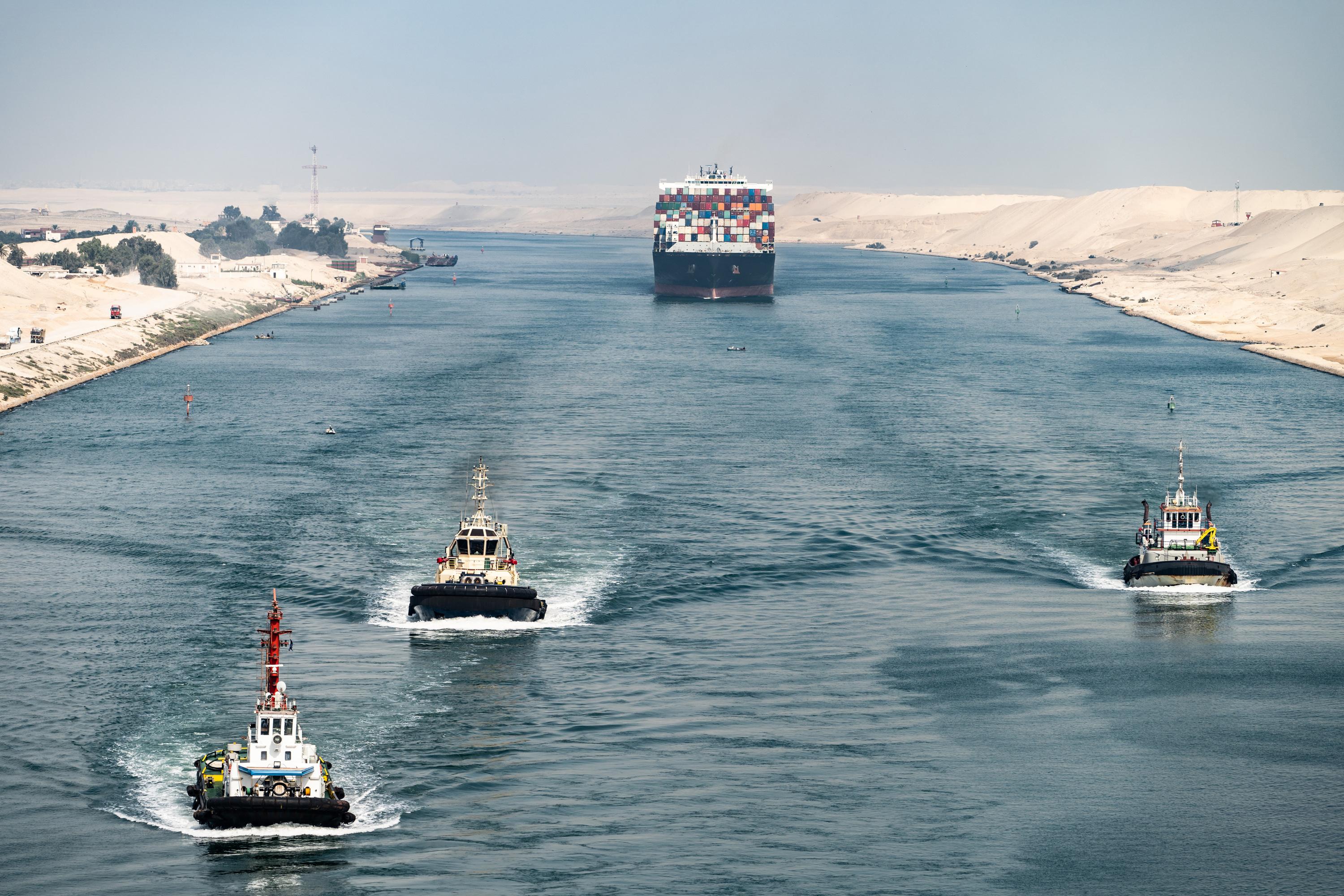 Canal de Suez : clé pour le commerce maritime, la voie navigable d’Égypte pourrait être étendue de 10 km