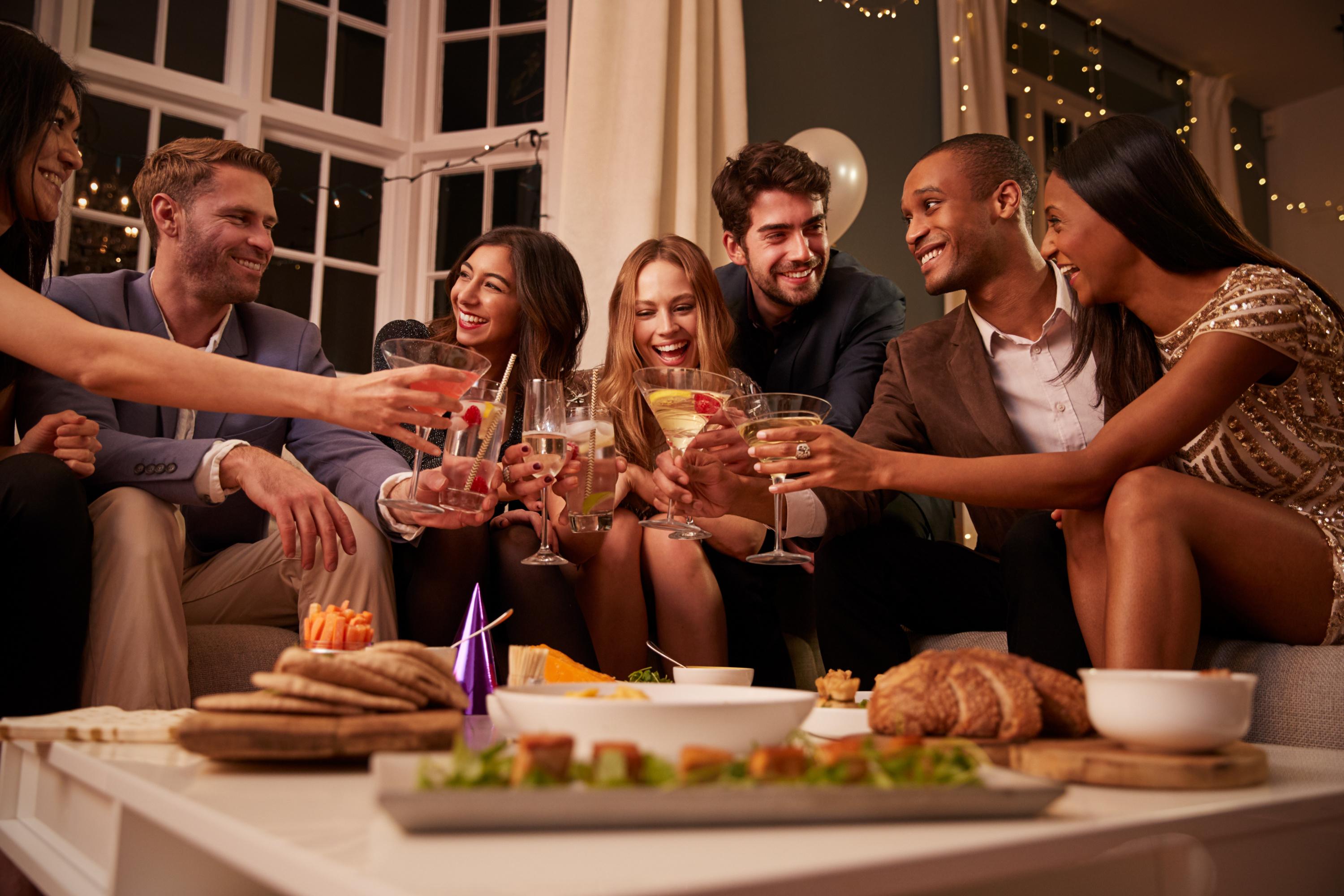 Champagne, bière, Aperol... Comment nettoyer une tache d’alcool ?