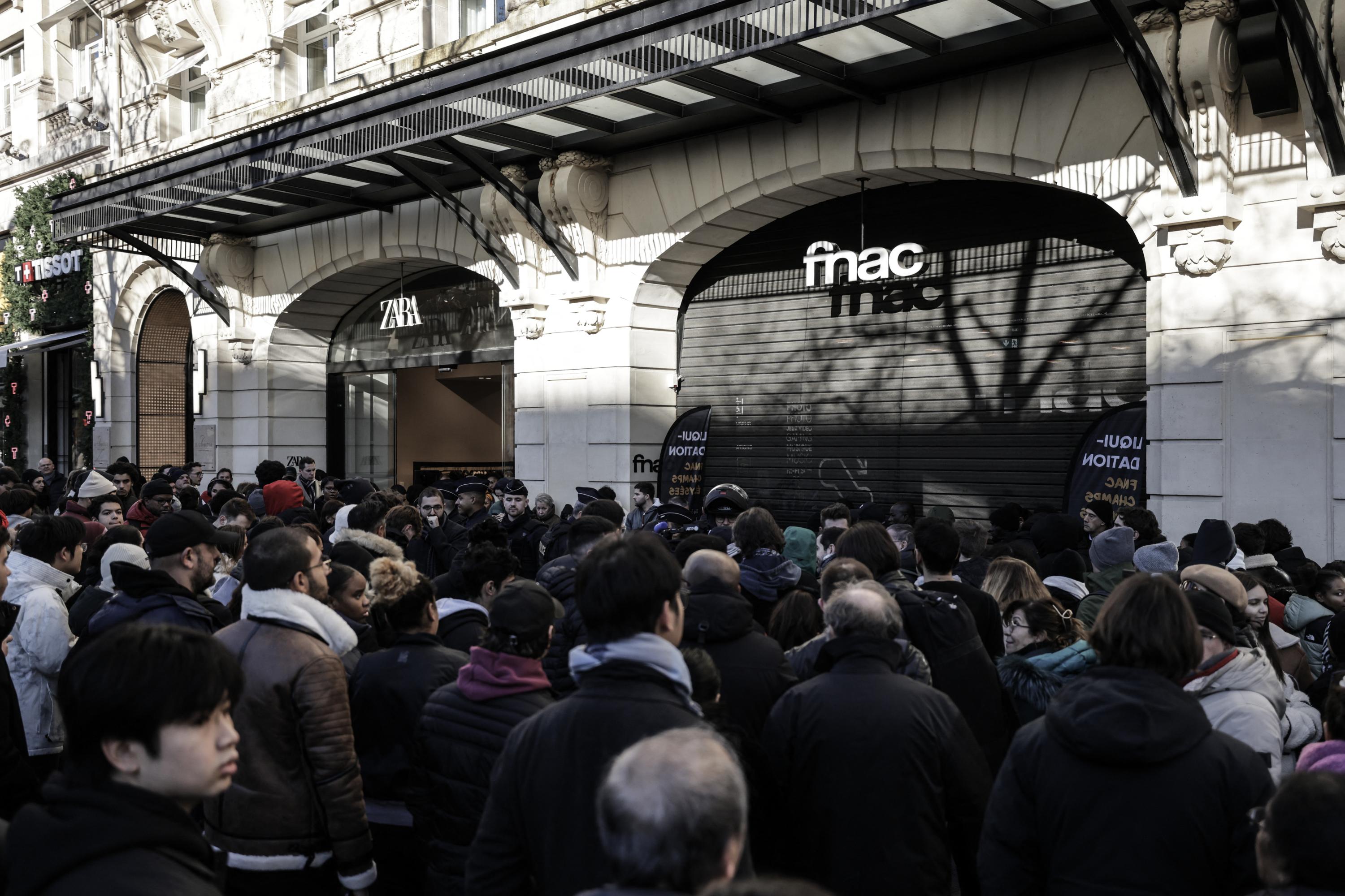 La Fnac des Champs-Elysées ferme définitivement ses portes, une semaine plus tôt qu'annoncé