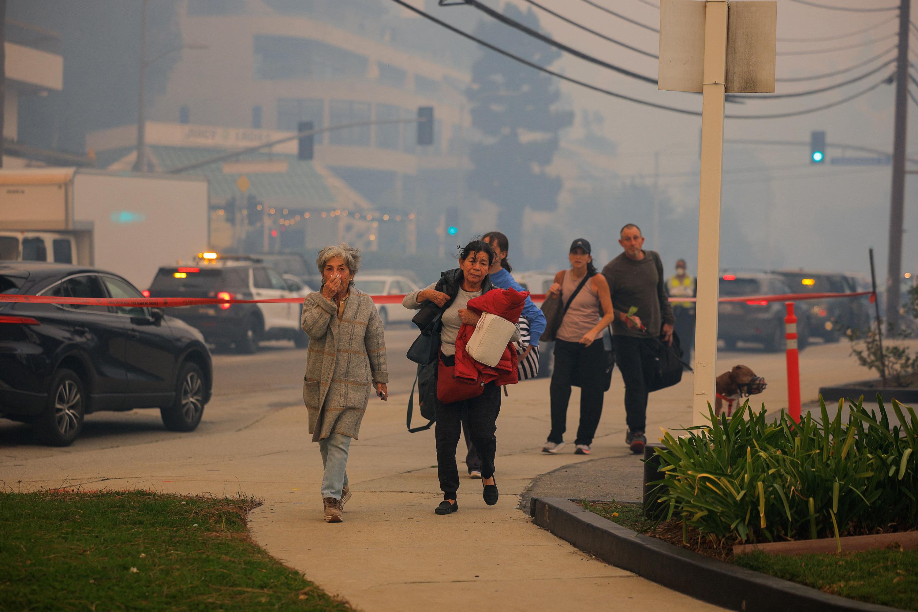 Un violent incendie menace un quartier aux portes de Los Angeles