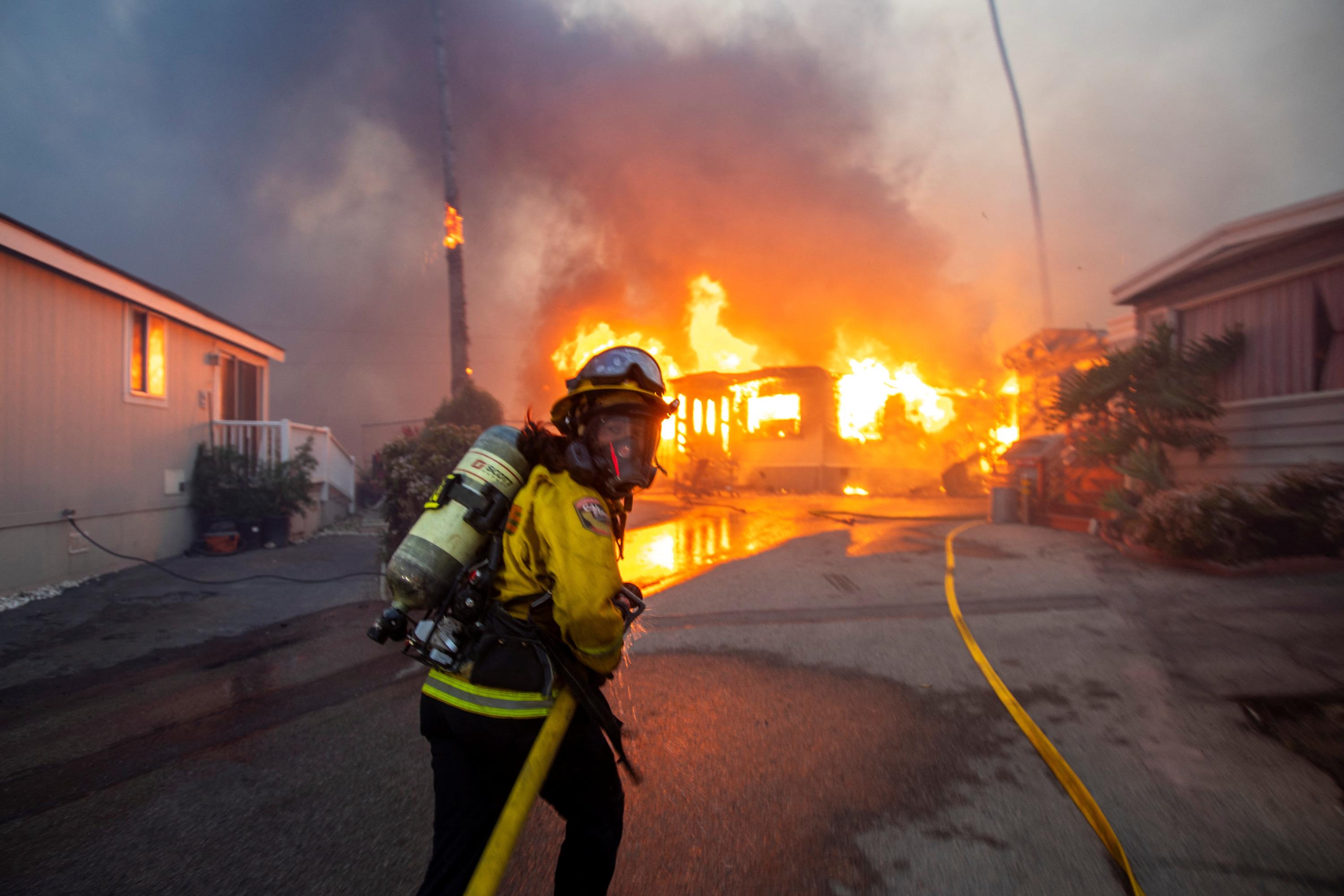 «Personne ne va vouloir payer» : l’absence d’assurance, la double peine des victimes des incendies de Los Angeles