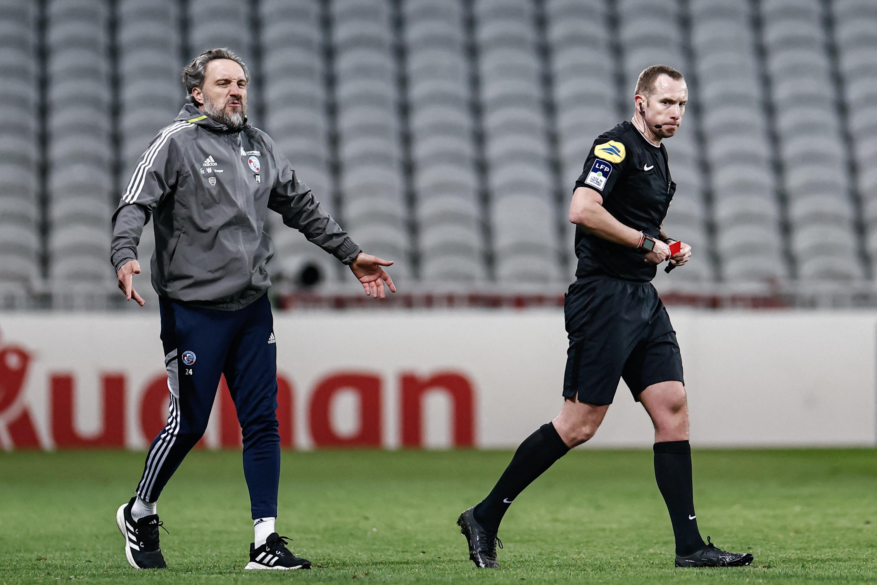 Ligue 2 : C’est une idiotie, l'entraîneur de Bastia s'excuse après avoir violenté un joueur de Pau