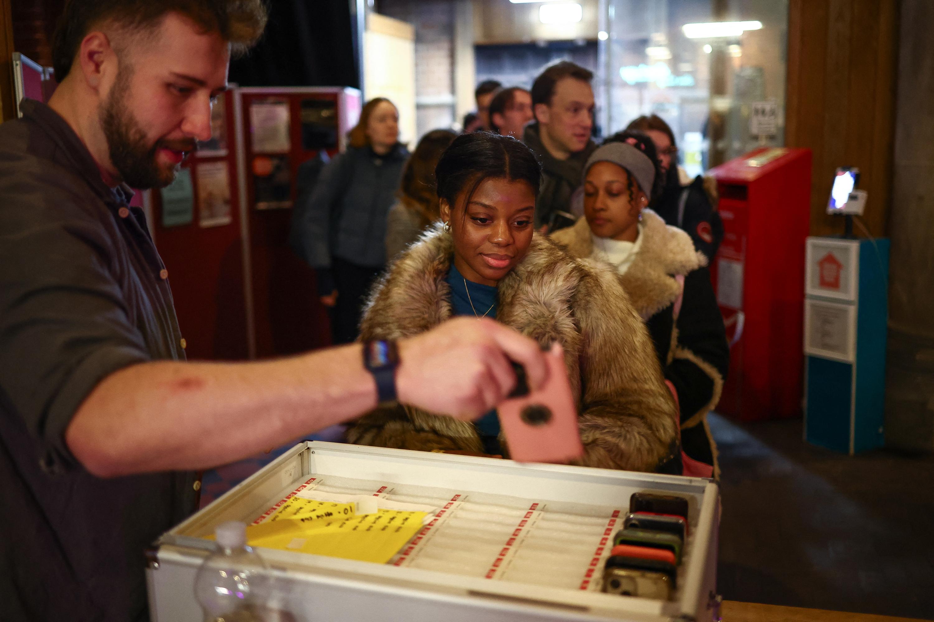 «Les gens cherchent une connexion authentique» : à Londres, les soirées «téléphone interdit» font le plein