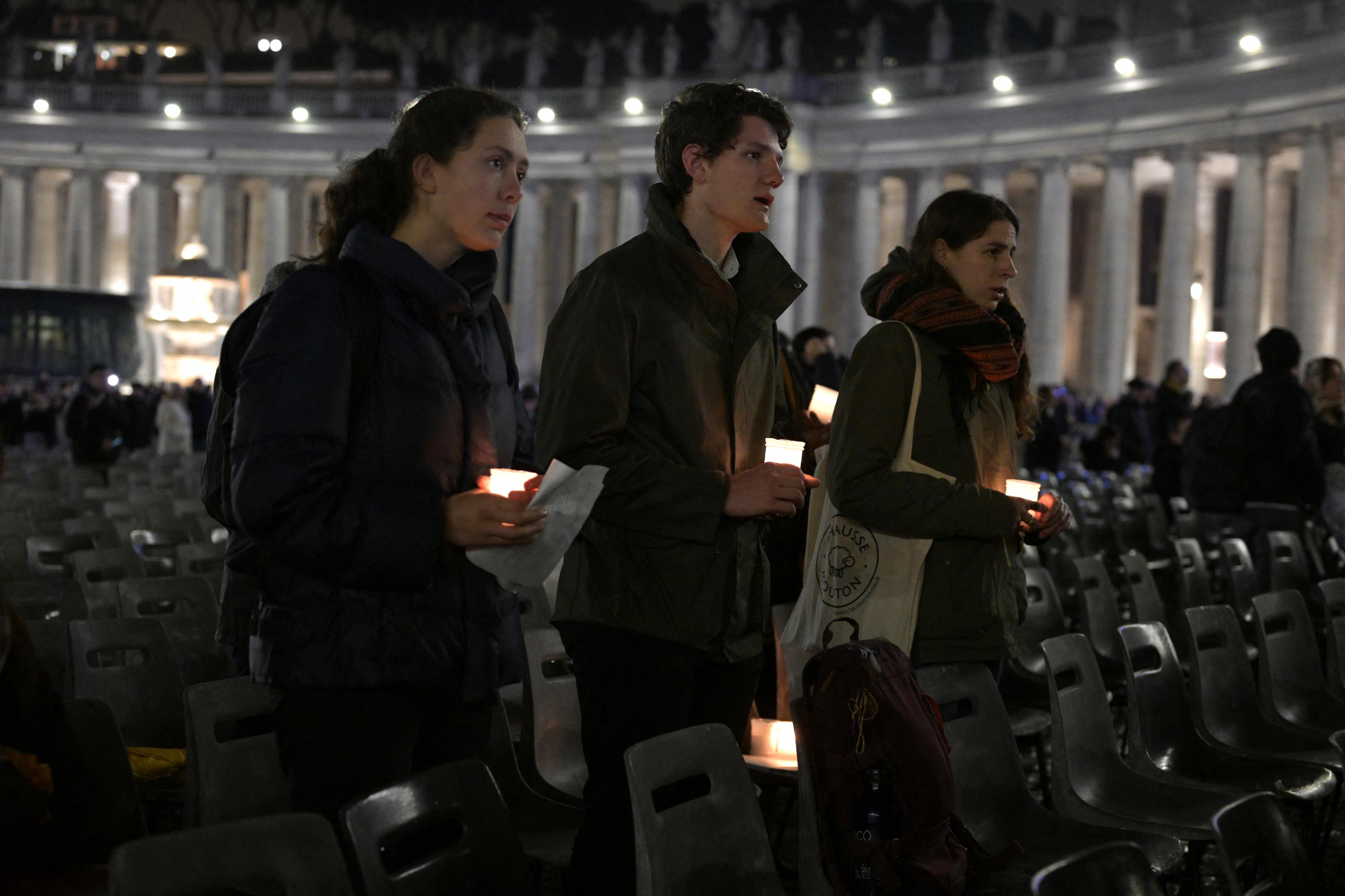 Place Saint-Pierre à Rome, recueillement et inquiétude autour de la santé du pape François