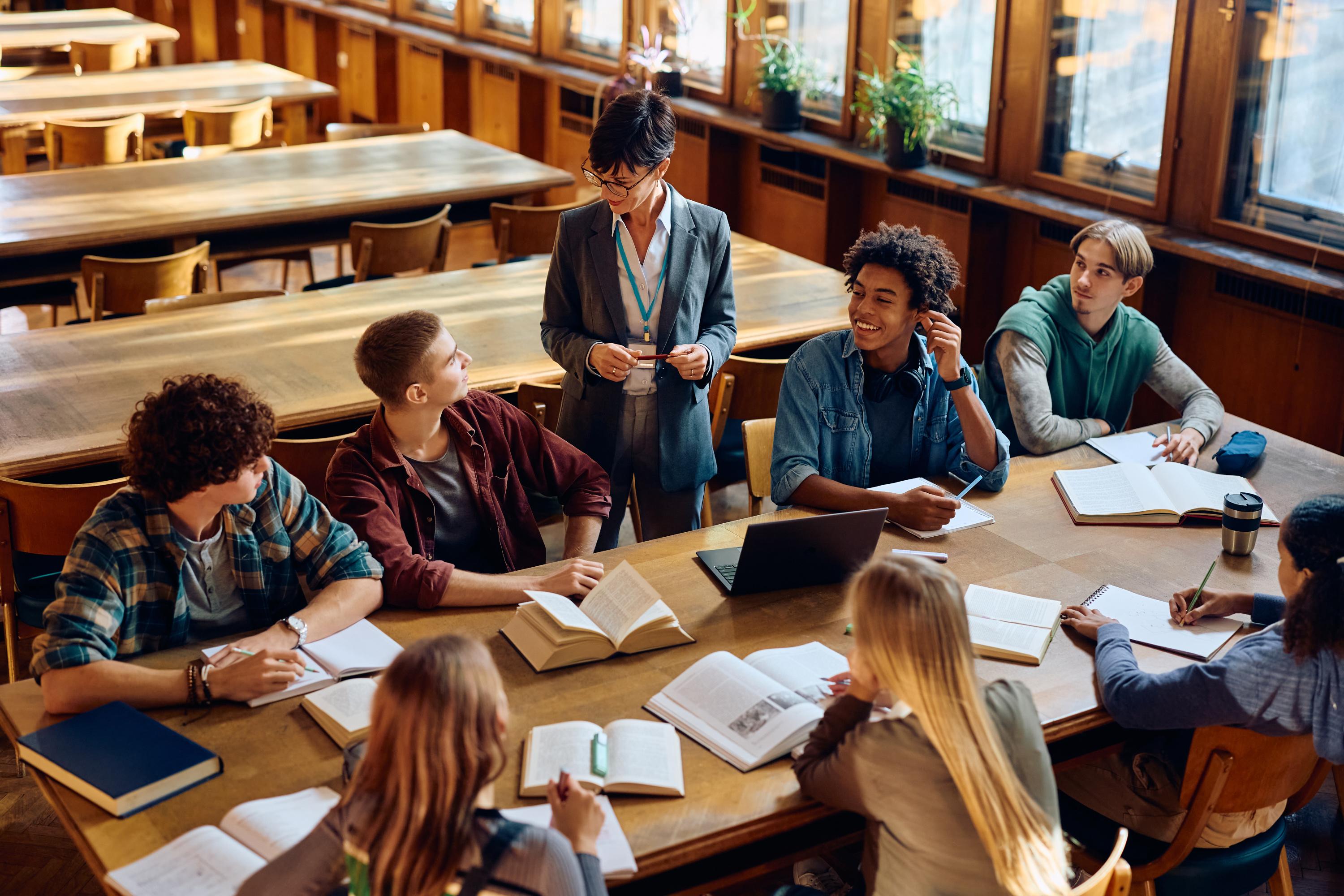 «La journée je suis au lycée et le soir je suis livreuse» : ces jeunes qui ont un emploi en parallèle de l’école