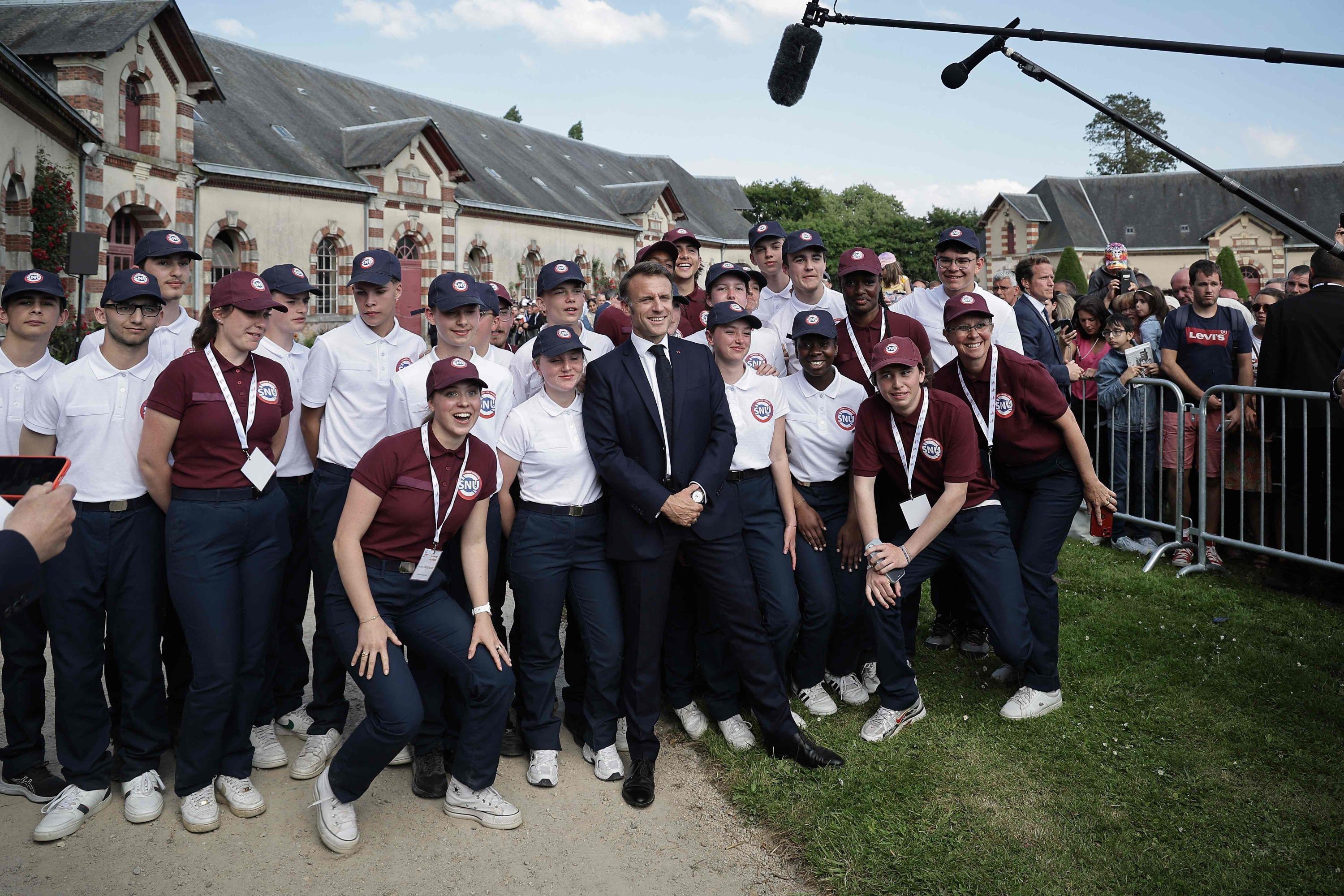 Violences, cannabis, refus de chanter « La Marseillaise »… Les ratés du SNU, cette promesse d’Emmanuel Macron