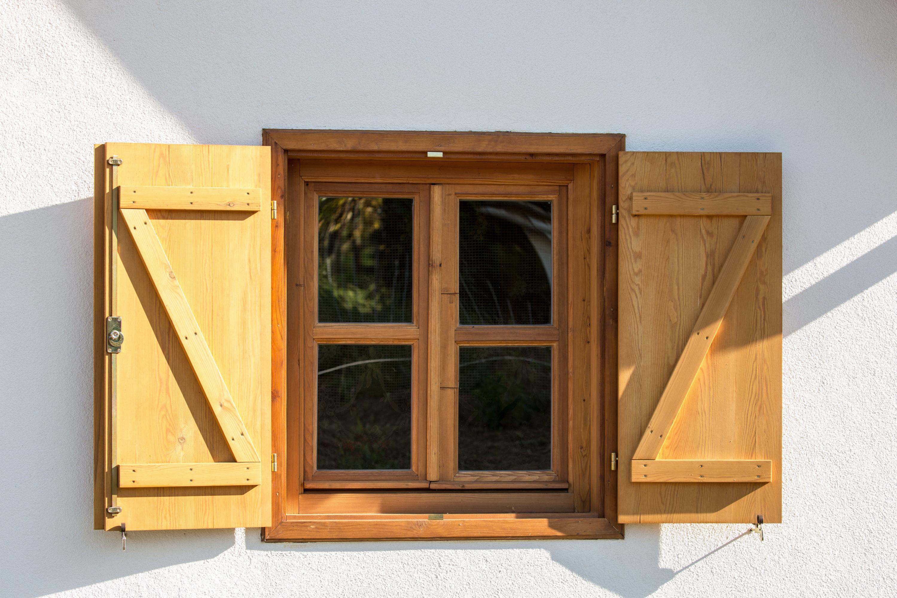 Quand et comment repeindre une fenêtre en bois ?