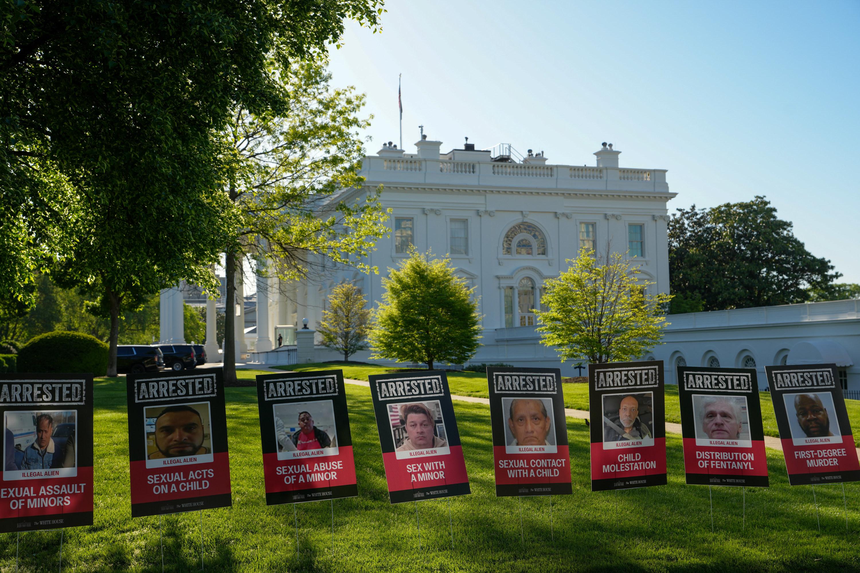 100 jours de Trump : la Maison-Blanche place sur sa pelouse des «mugshots» d’immigrés accusés de crimes
