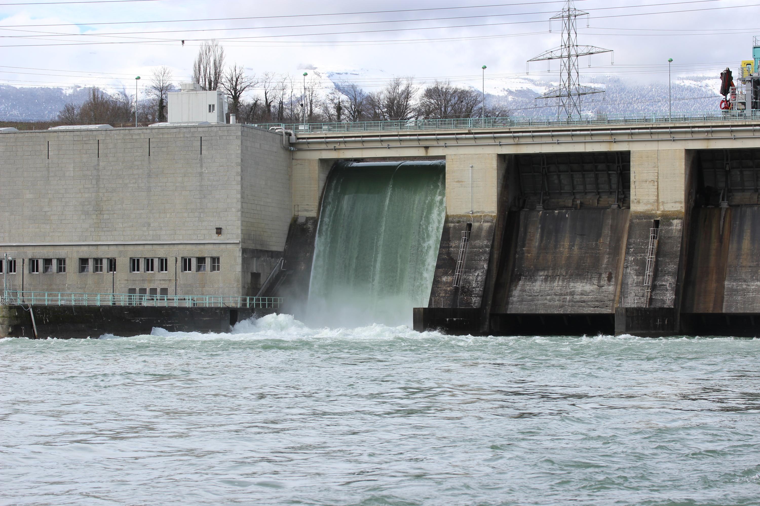 Sur le Rhône, une opération de chasse des sédiments modifie la couleur du fleuve et le captage en eau potable à Lyon