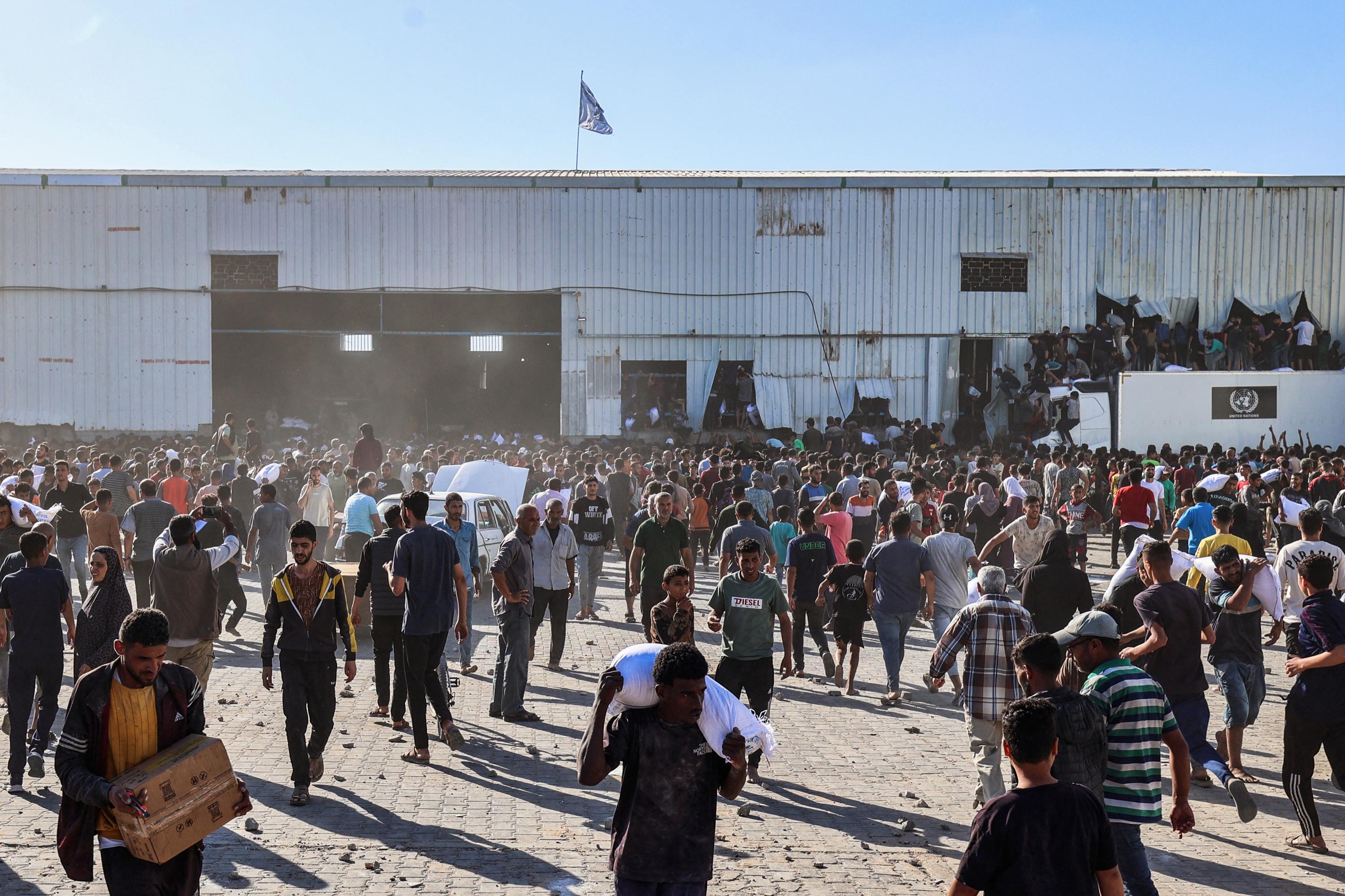 Gaza : un entrepôt d’un programme alimentaire de l'ONU pillé par des milliers de Palestiniens