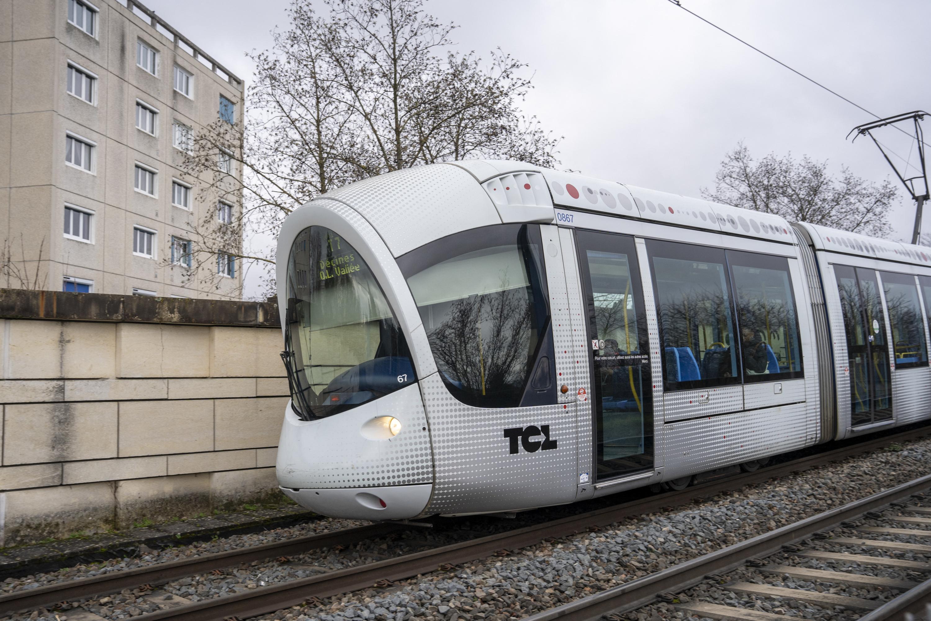 Une jeune femme attaquée au couteau dans un tramway près de Lyon, des passagers maîtrisent le suspect
