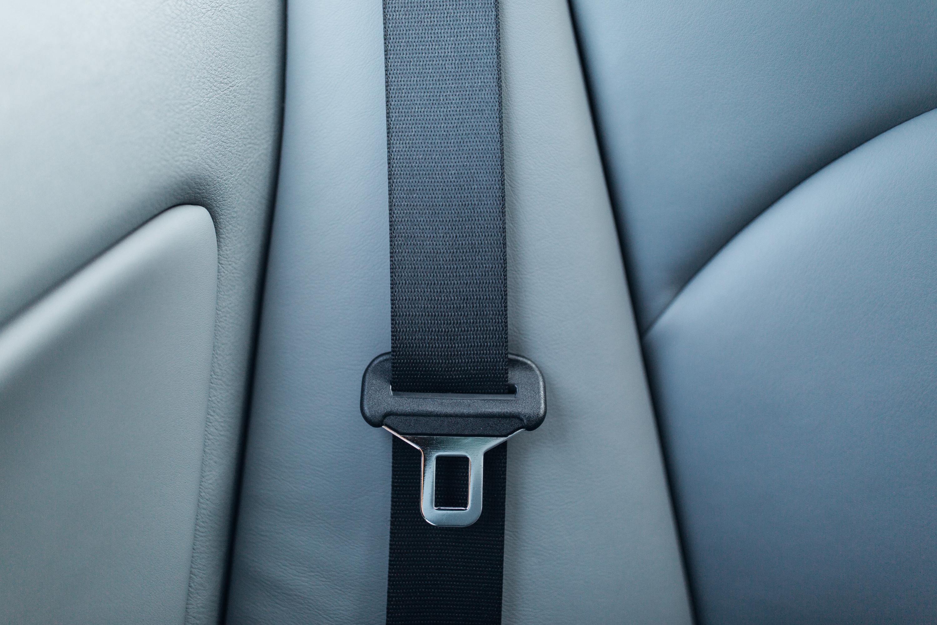 En voiture, pourquoi il faut boucler les ceintures de sécurité à l’arrière, même sans passager à bord