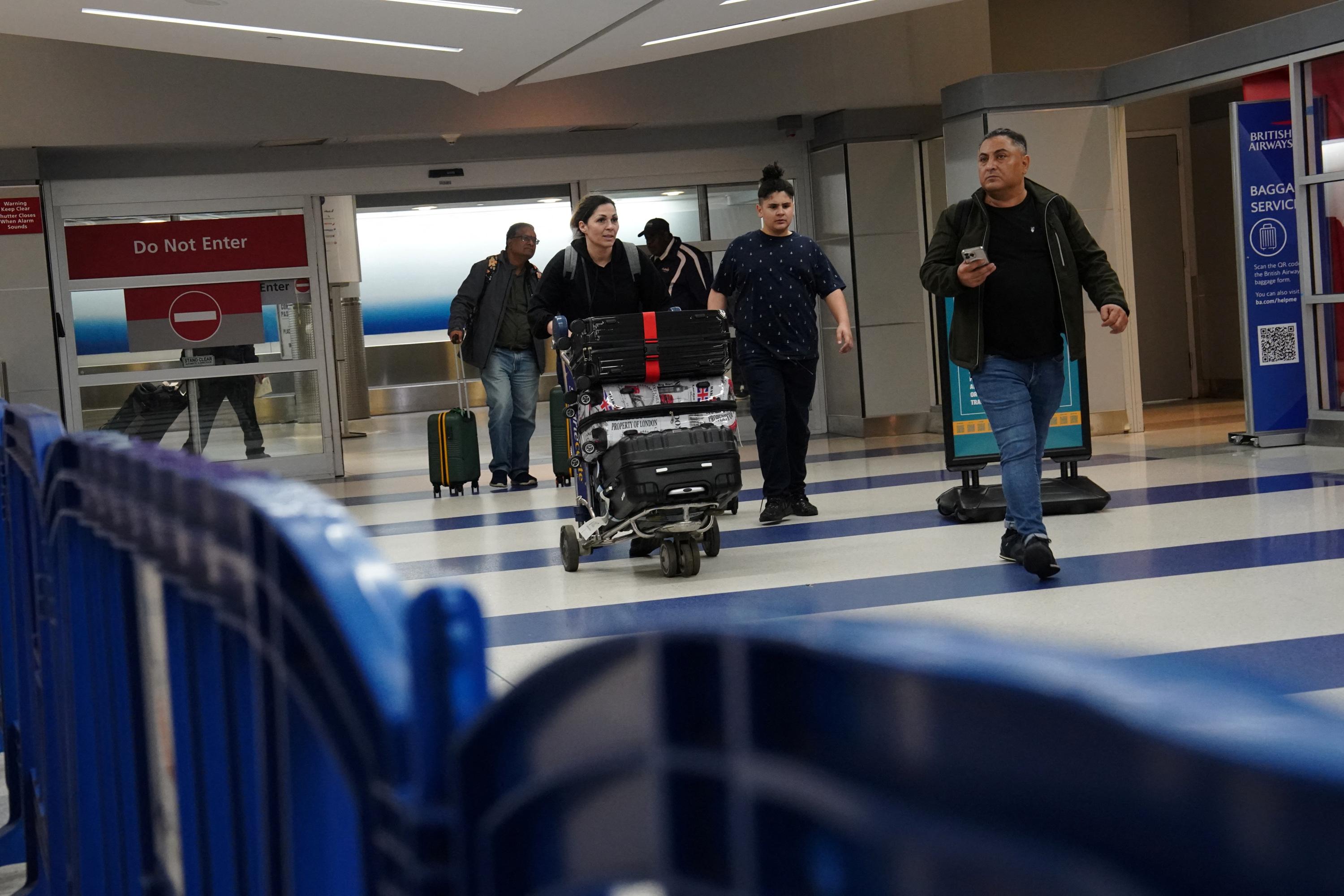 L'interdiction d'entrée aux États-Unis pour les ressortissants de 12 pays entre en vigueur