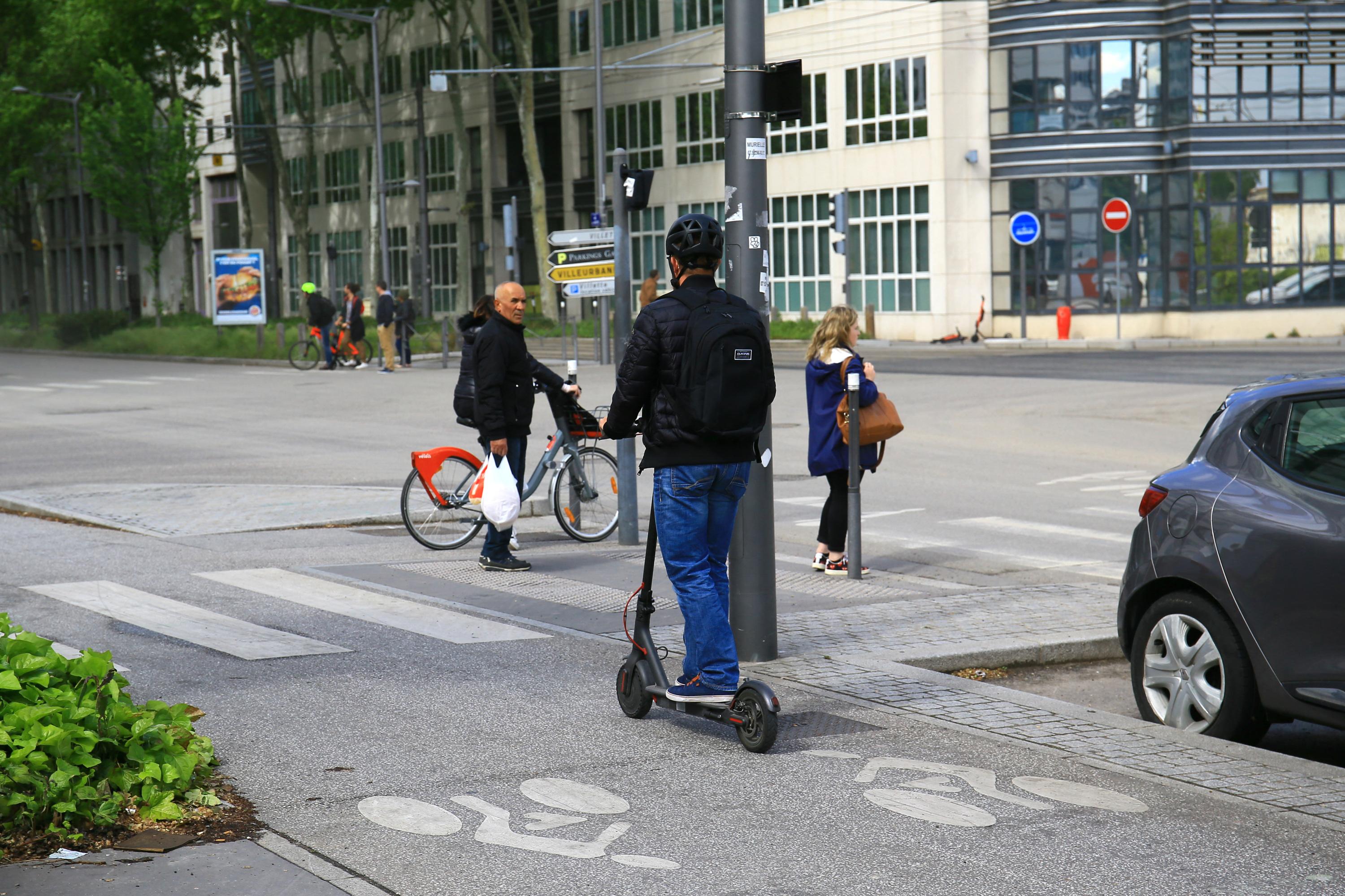 Série d’accidents mortels à Lyon : les trottinettes sont-elles vraiment plus dangereuses que les vélos ?