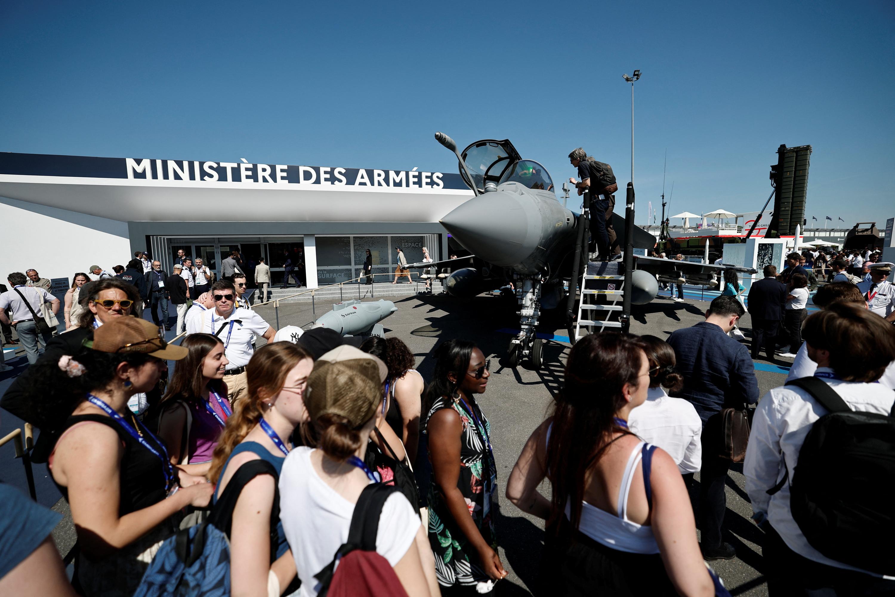 Salon du Bourget 2025 : «240 signatures en trois jours» pour Airbus, Bardella et Le Pen attendus ce jeudi