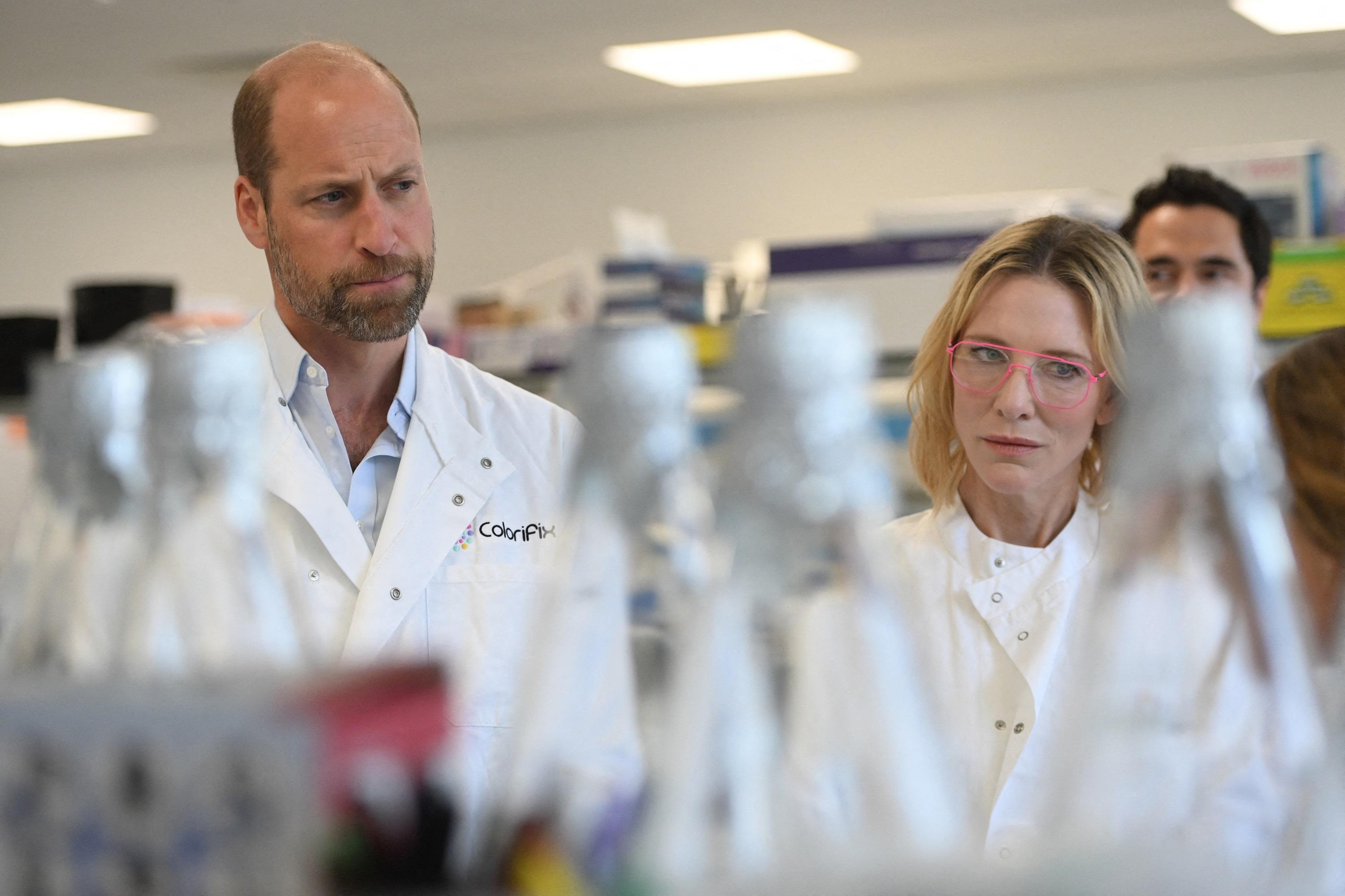 Mais que faisaient Cate Blanchett et le prince William en blouse blanche dans un laboratoire ?