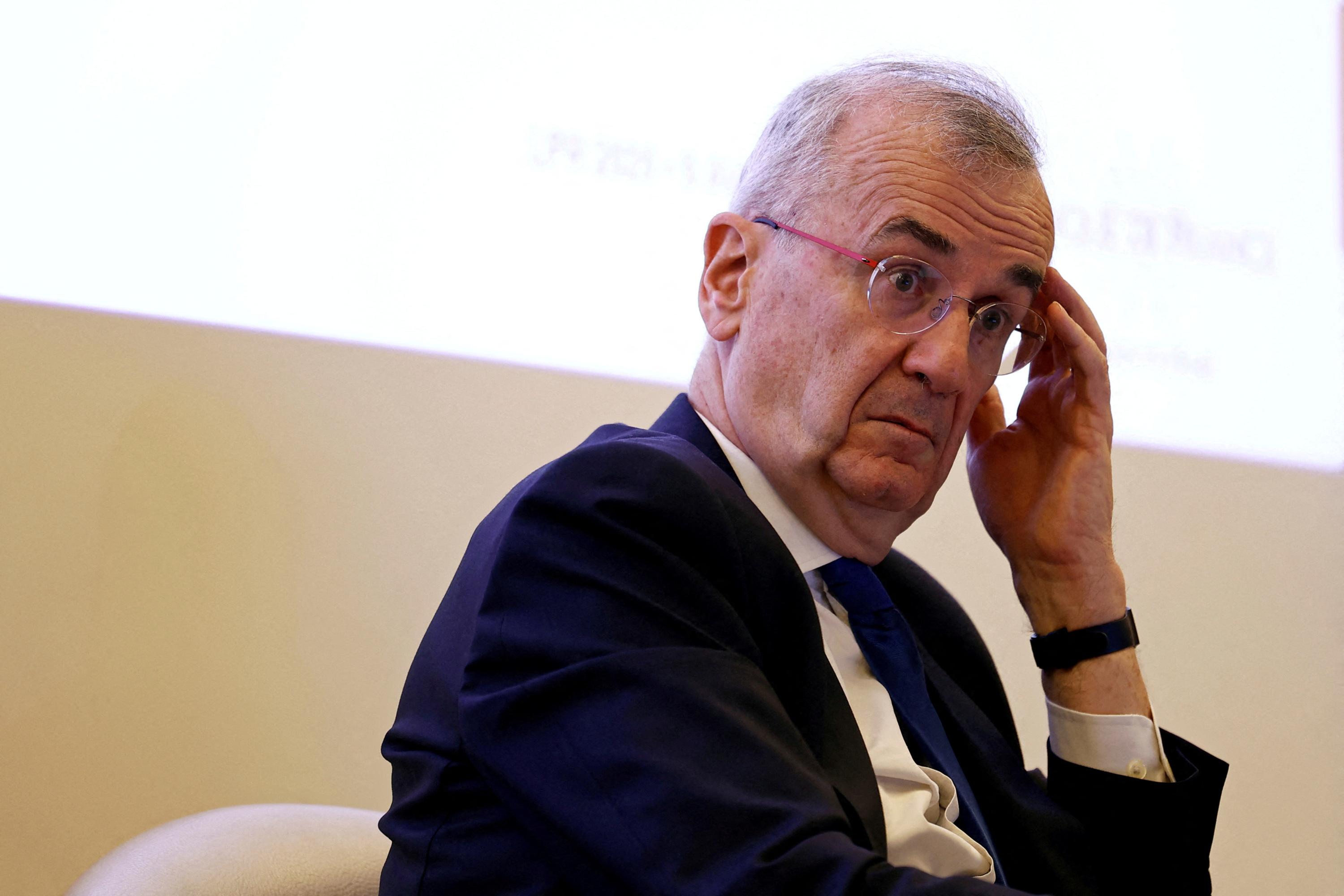 L'évolution des prix du pétrole, nouvelle source majeure d'incertitude, dit Villeroy de Galhau