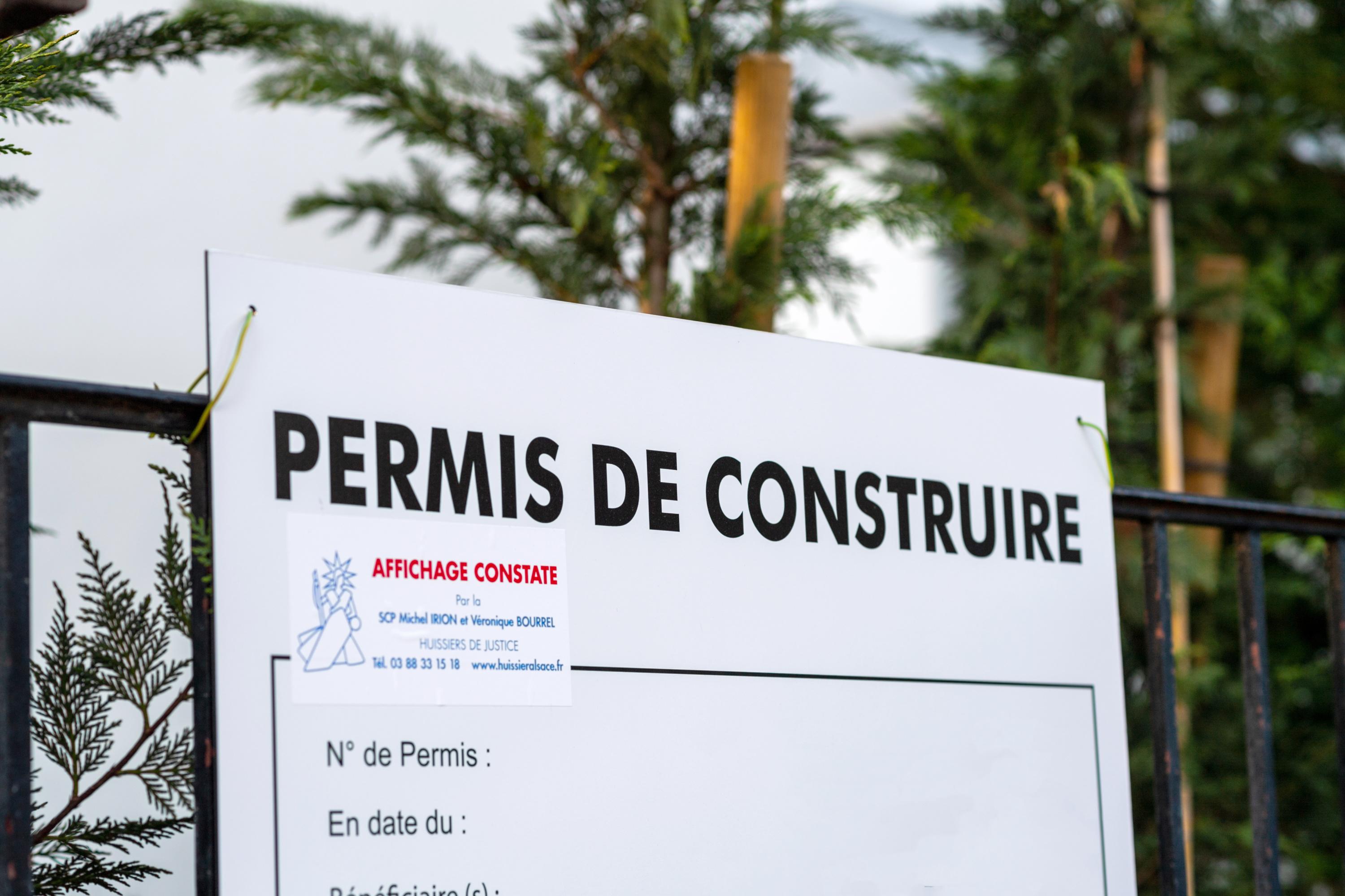 Le nombre de logements mis en chantier, qui suit traditionnellement celui des permis de construire, s’établit à 20.100 logements, soit 18,5% de moins qu’en avril.