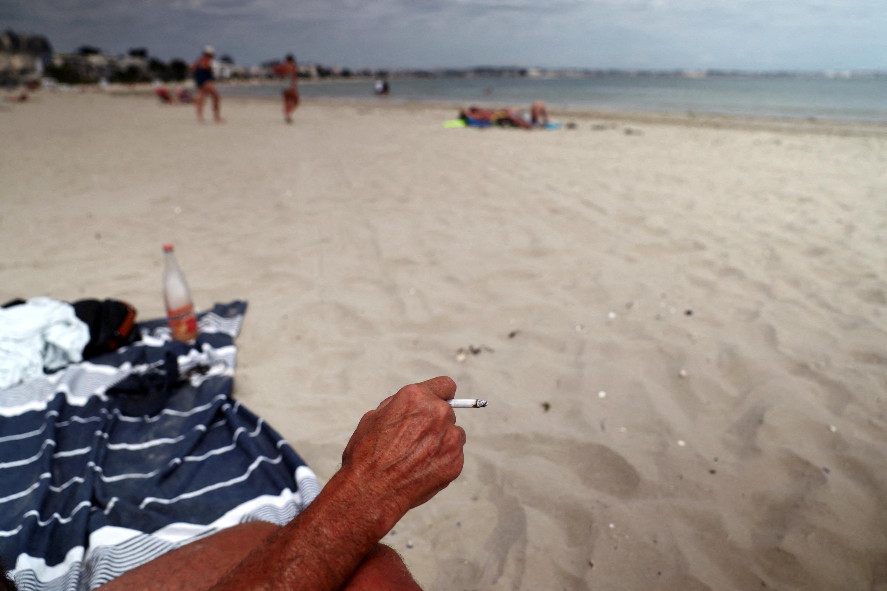 L’interdiction de fumer à la plage, au parc ou sous un abribus entre en vigueur ce dimanche