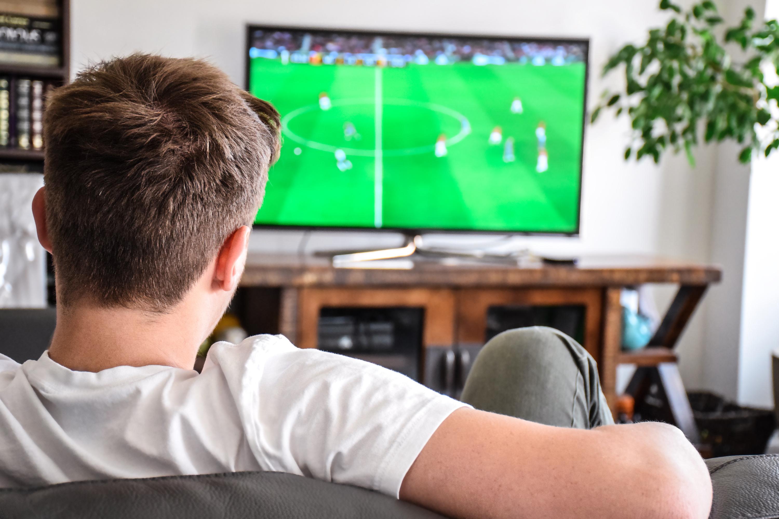En Europe, combien payent les fans de football pour regarder leur championnat favori à la télévision ?
