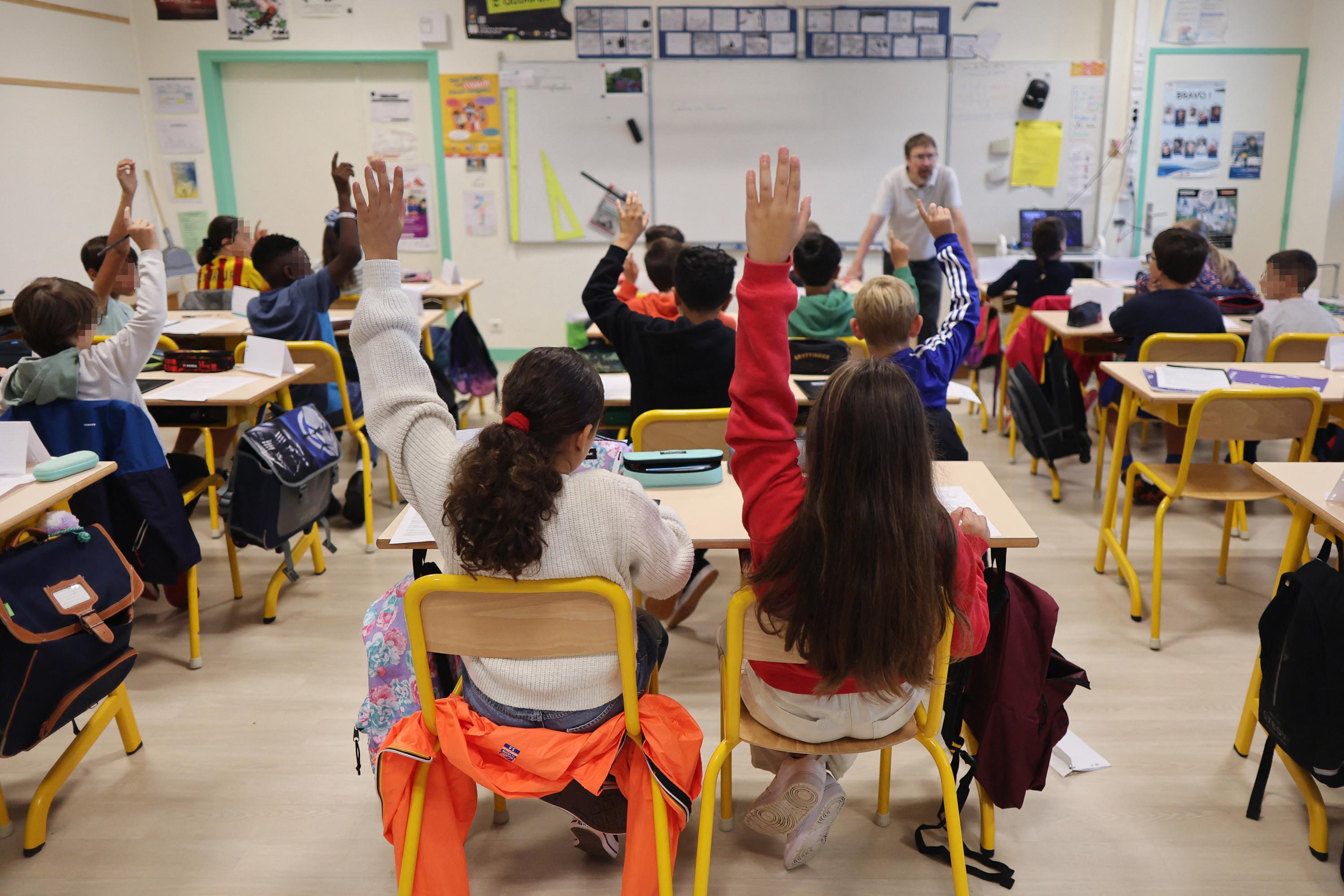 «Bien évidemment, ils n’ont pas choisi le 15 août» : la suppression de deux jours fériés déclenche la colère des profs