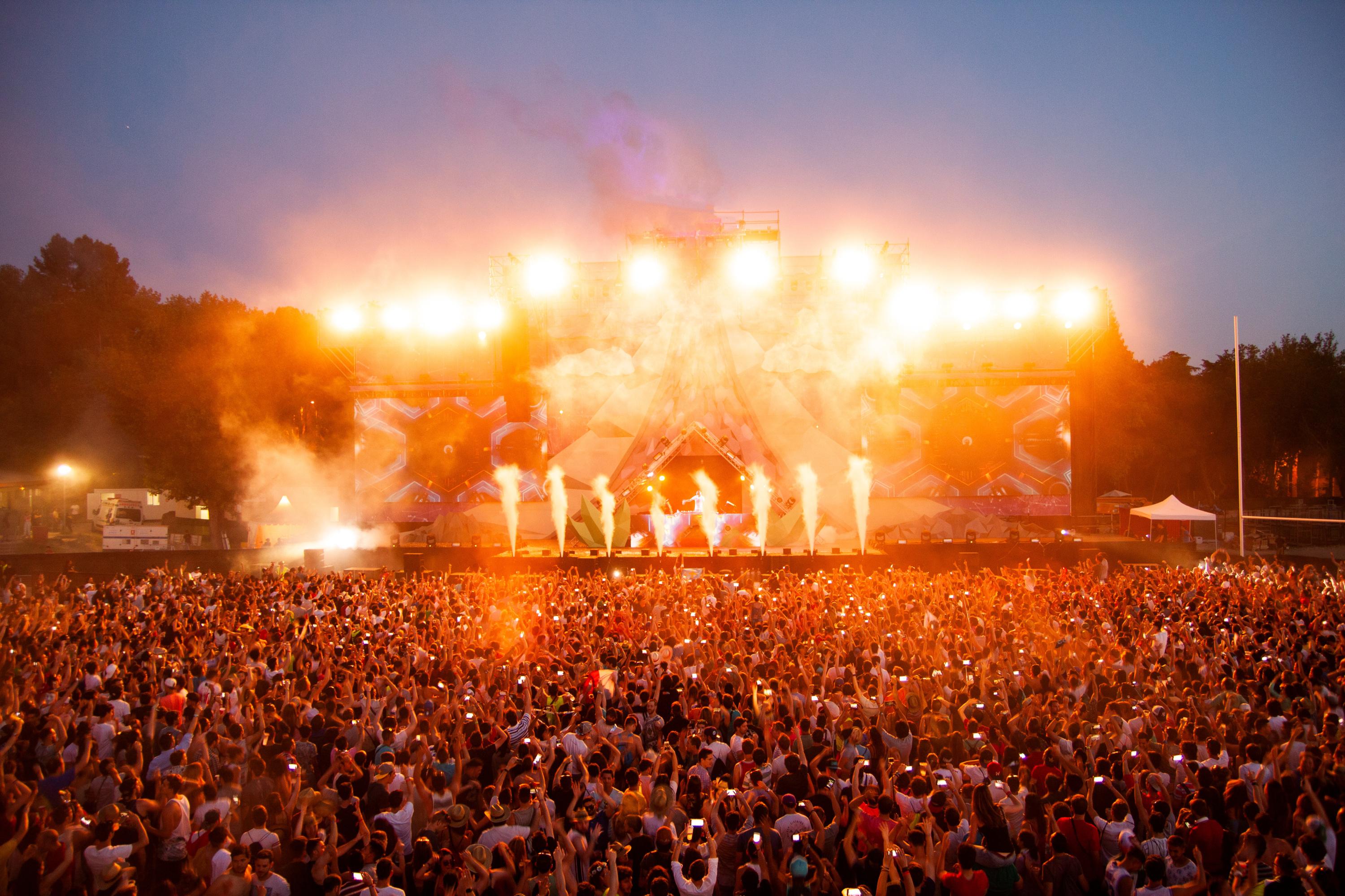 «Chaque ligne de ressources compte» : les festivals de musique pieds et poings liés au financement des sponsors pour survivre