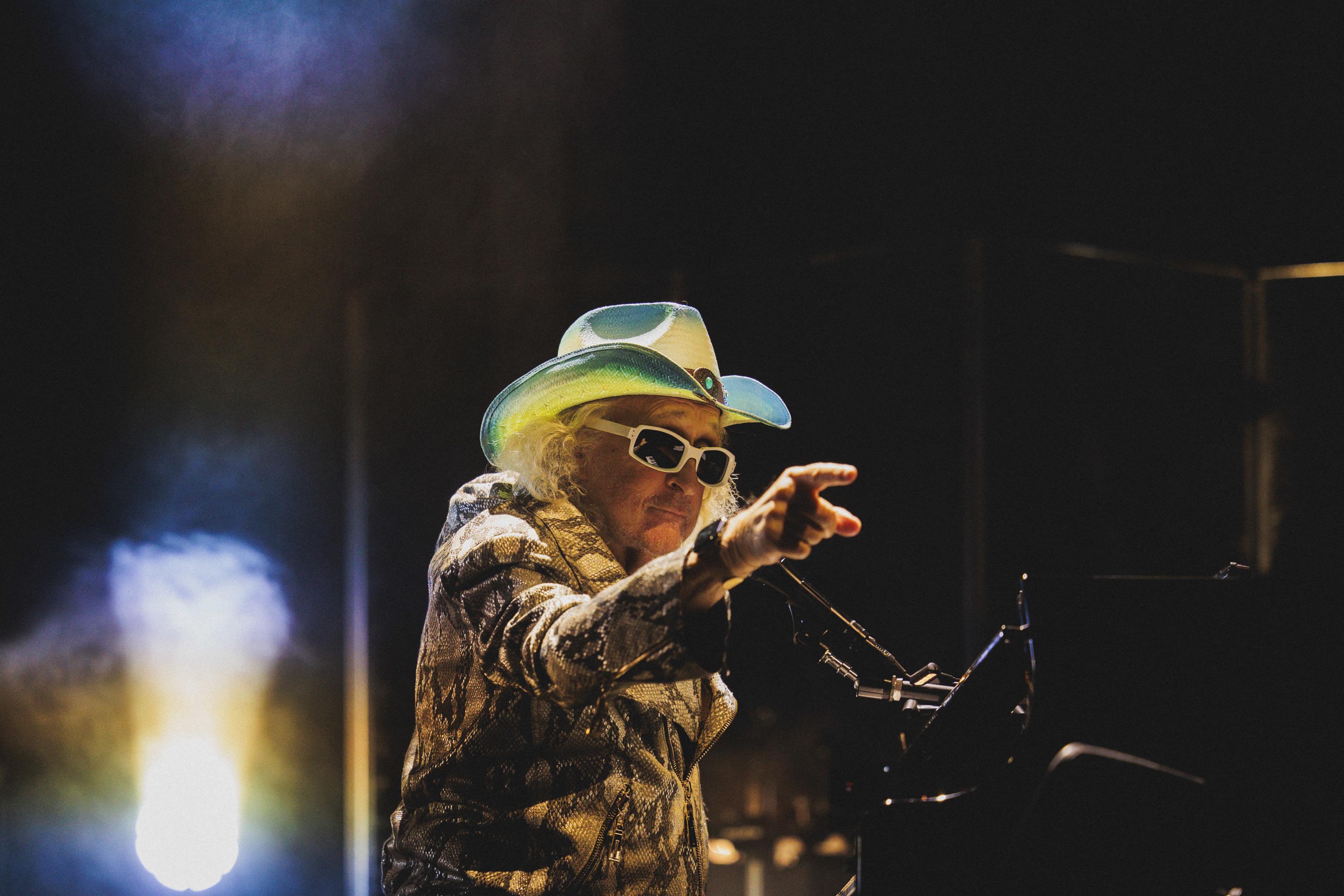 «Attention, il ne s’agit pas de ma dernière tournée» : Michel Polnareff, festif et drôle au festival Jazz à L’Hospitalet