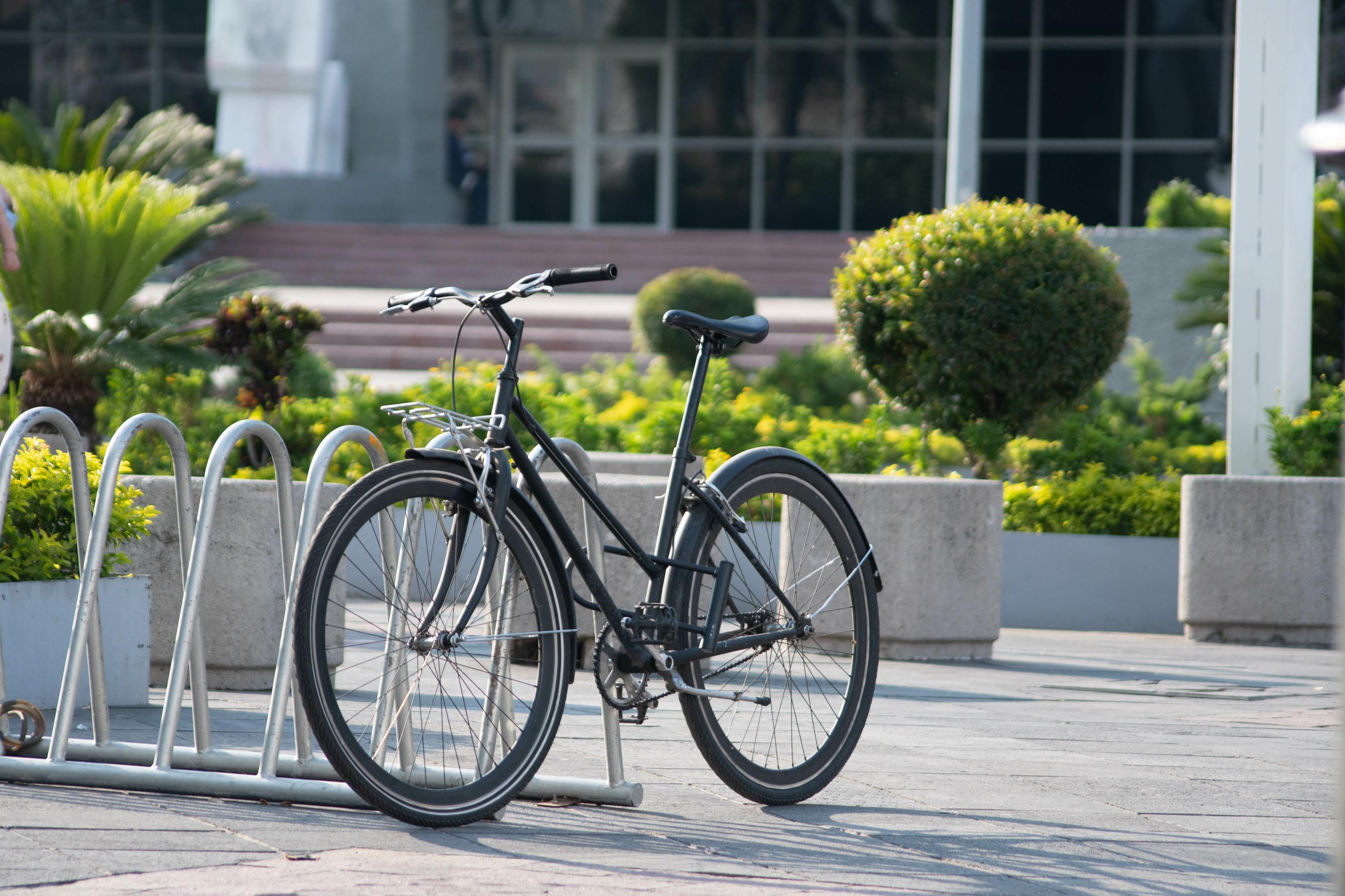 Puisque les boîtes à clés sont interdites sur le mobilier urbain, certains ont trouvé d’autres supports...