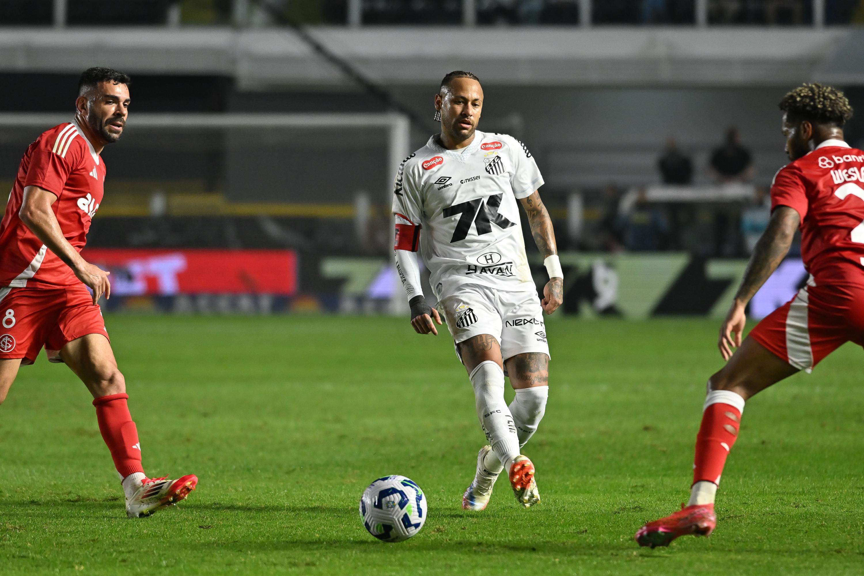 Foot : en vidéo, l’accrochage de Neymar avec un supporter au Brésil
