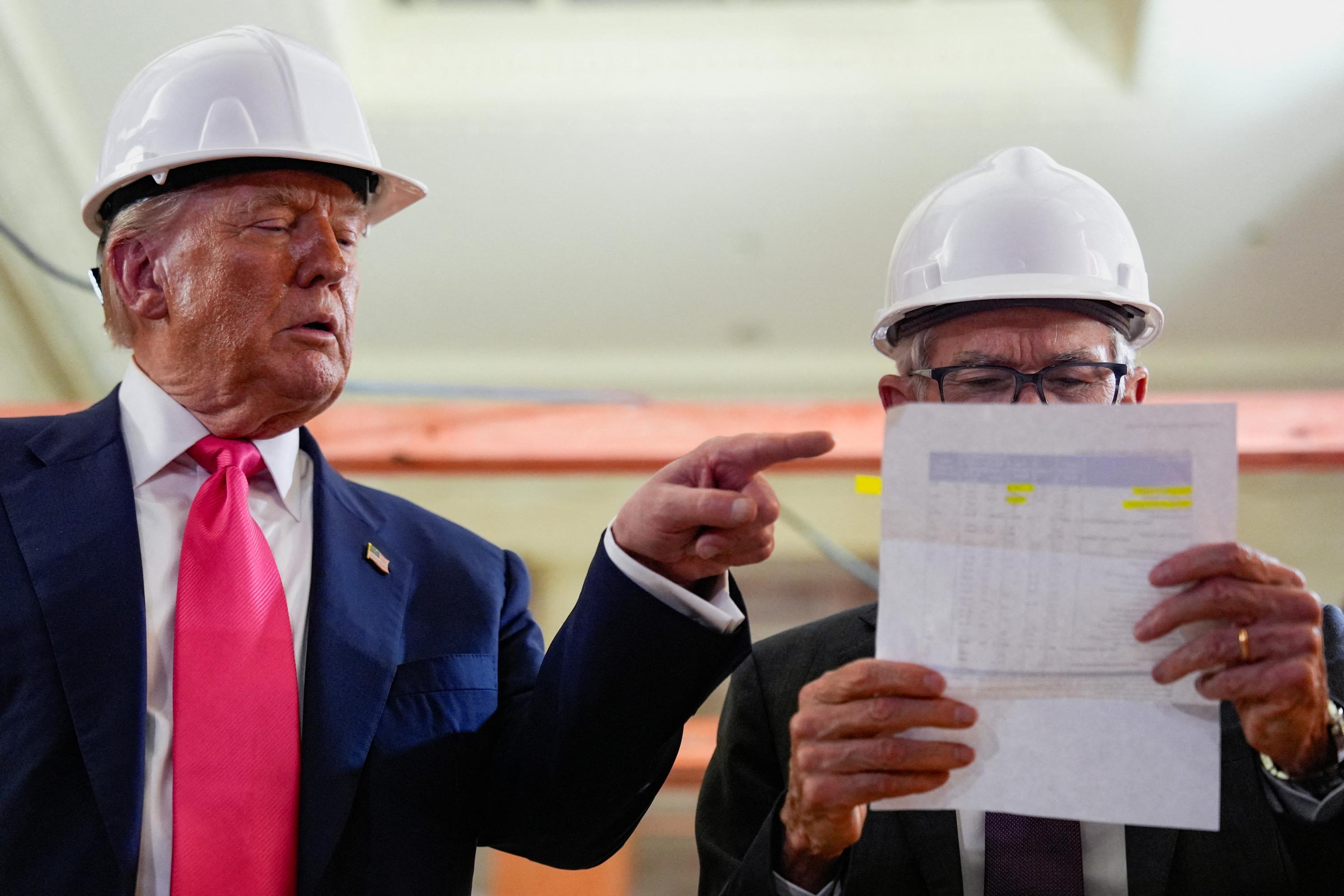 Casque de chantier, désaccord sur les chiffres... La drôle de visite de Donald Trump auprès du patron décrié de la Fed