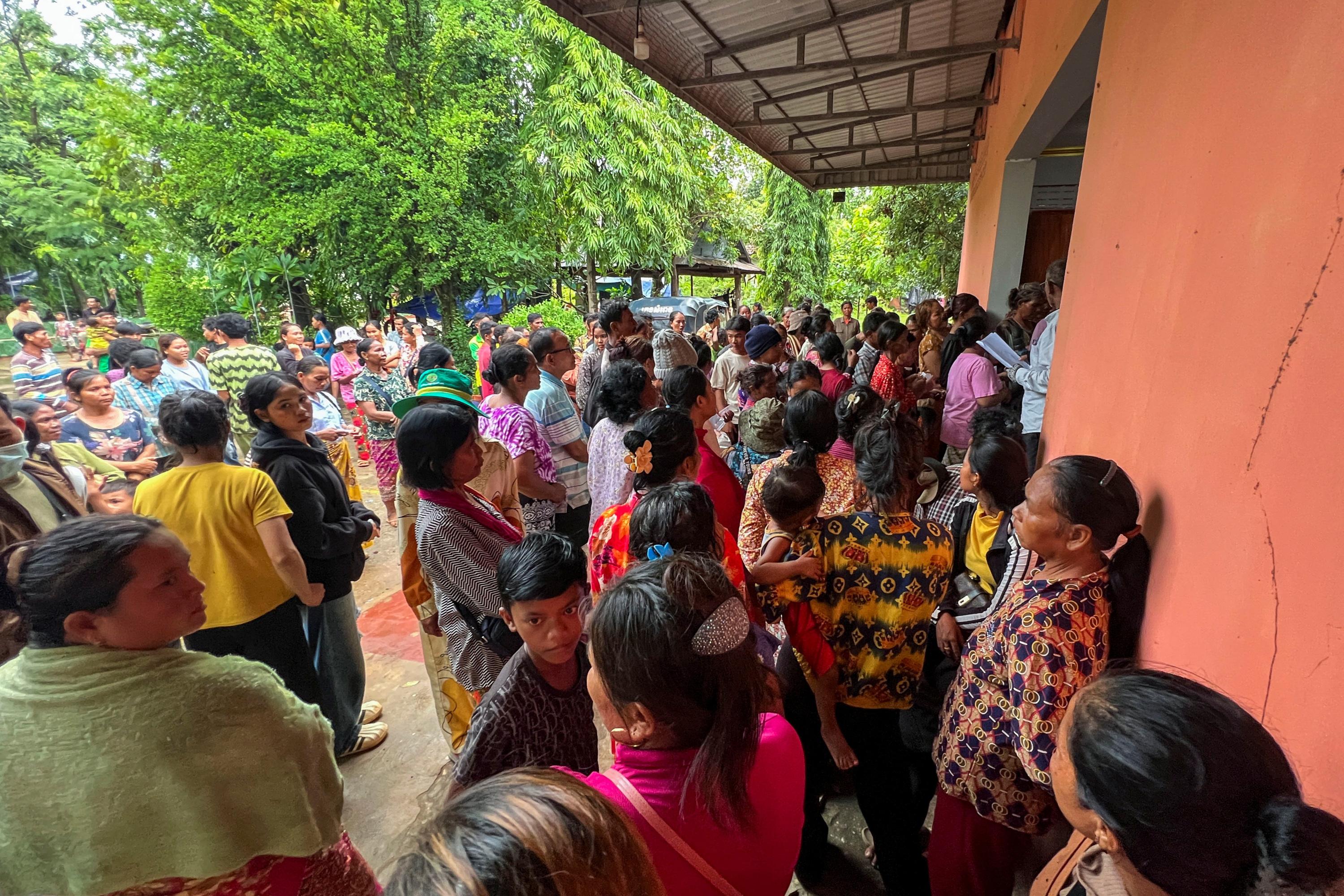 Après l’annonce d’une trêve, les déplacés cambodgiens et thaïlandais entre espoir et méfiance
