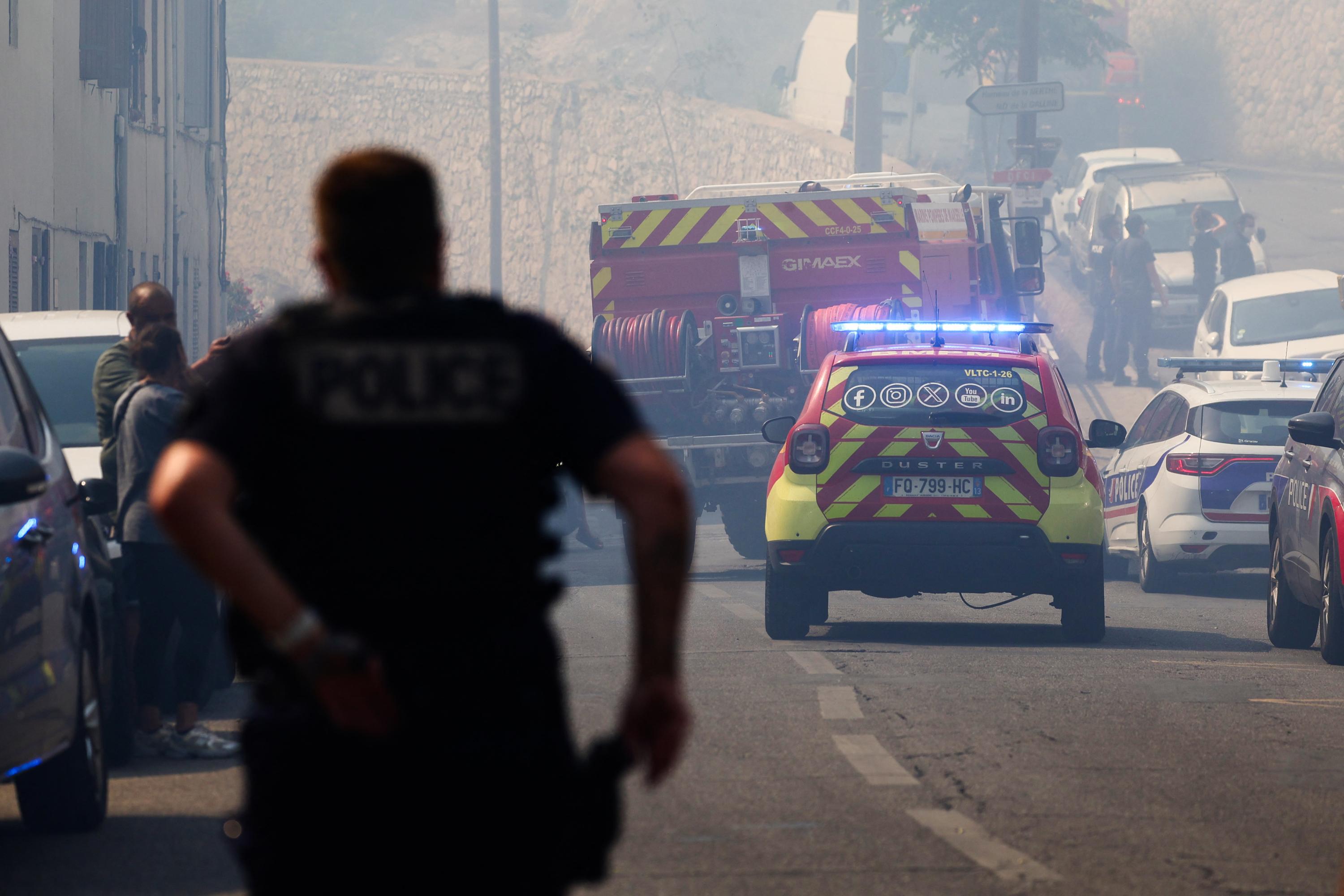 Routes coupées, vols perturbés, interruptions des trains : un incendie virulent se déclare aux portes de Marseille