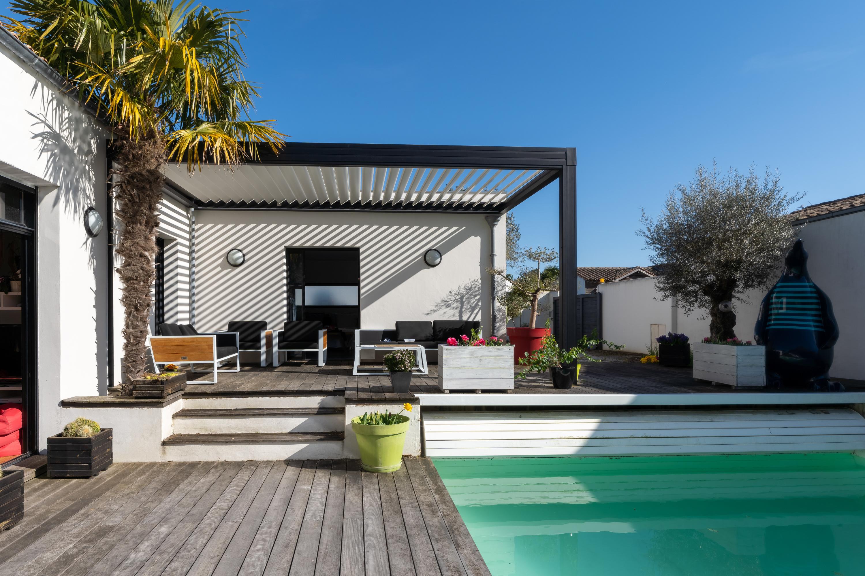 La pergola ombragée apporte un vent de fraîcheur.