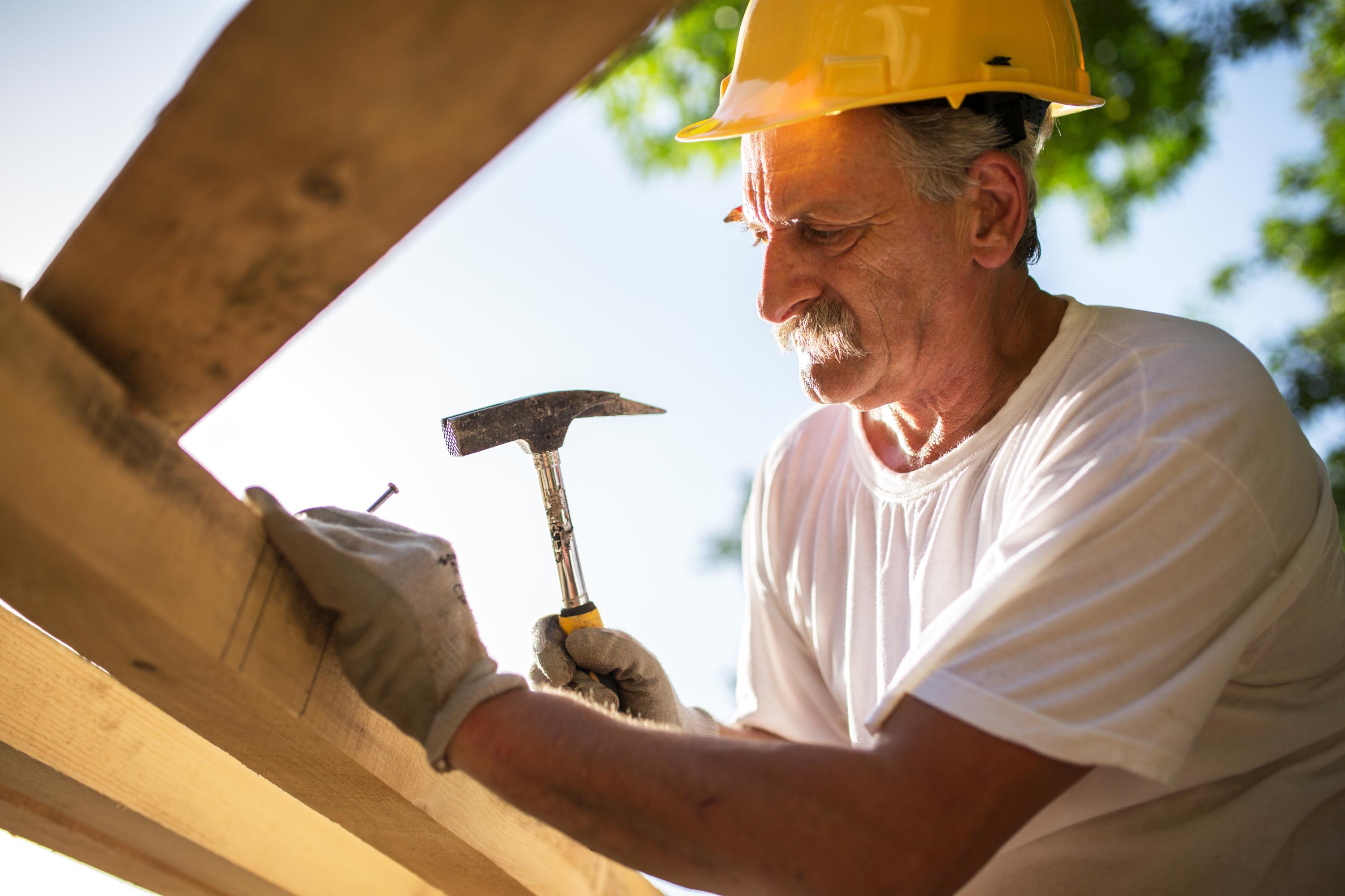 « <i>On ne gueule pas, on agit</i>&nbsp;». Au lieu de se lamenter sur la faillite du promoteur, des retraités terminent le chantier (image d’illustration).