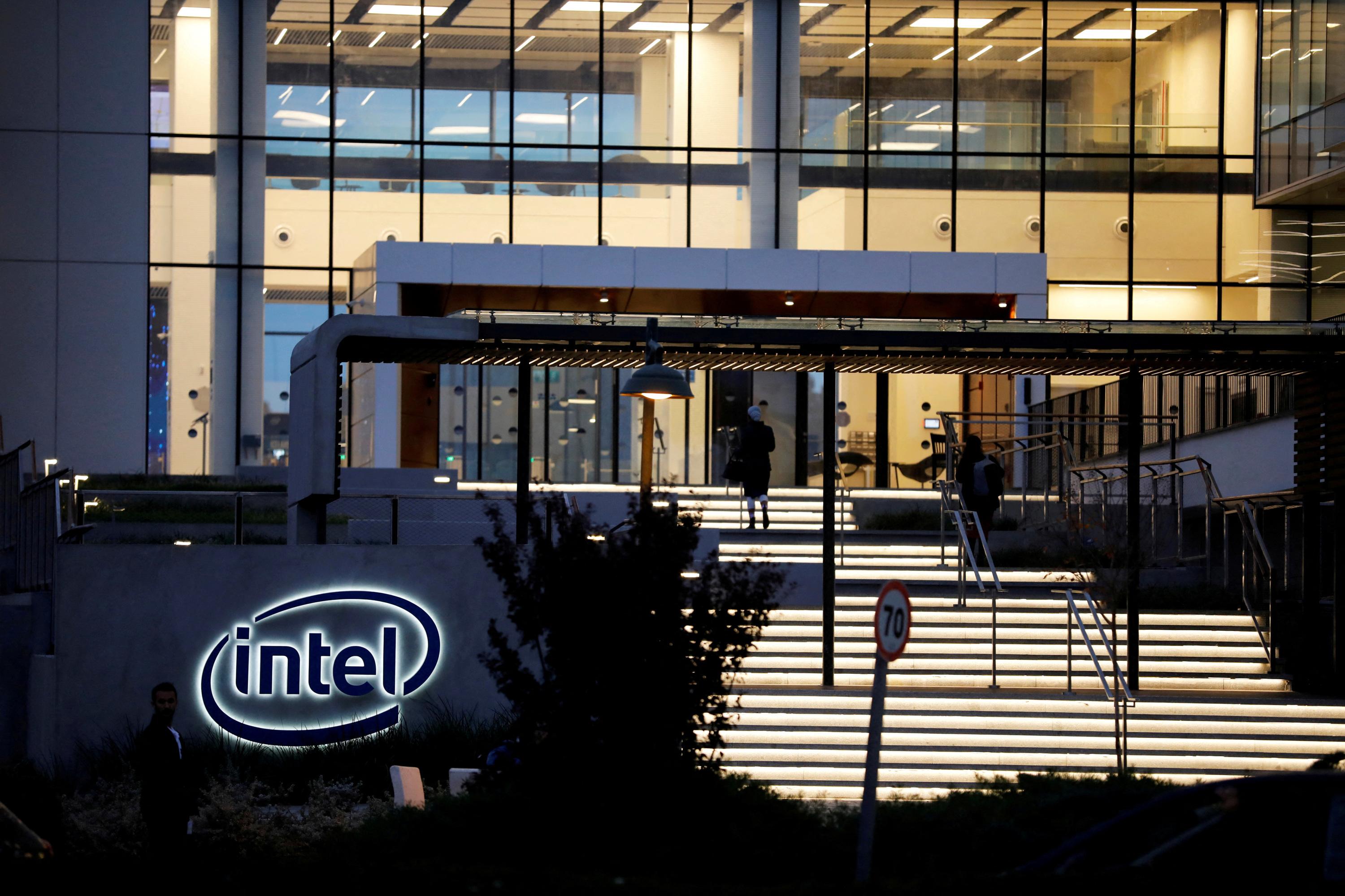 Intel a «accepté» de céder 10% de ses actions au gouvernement américain, affirme Donald Trump